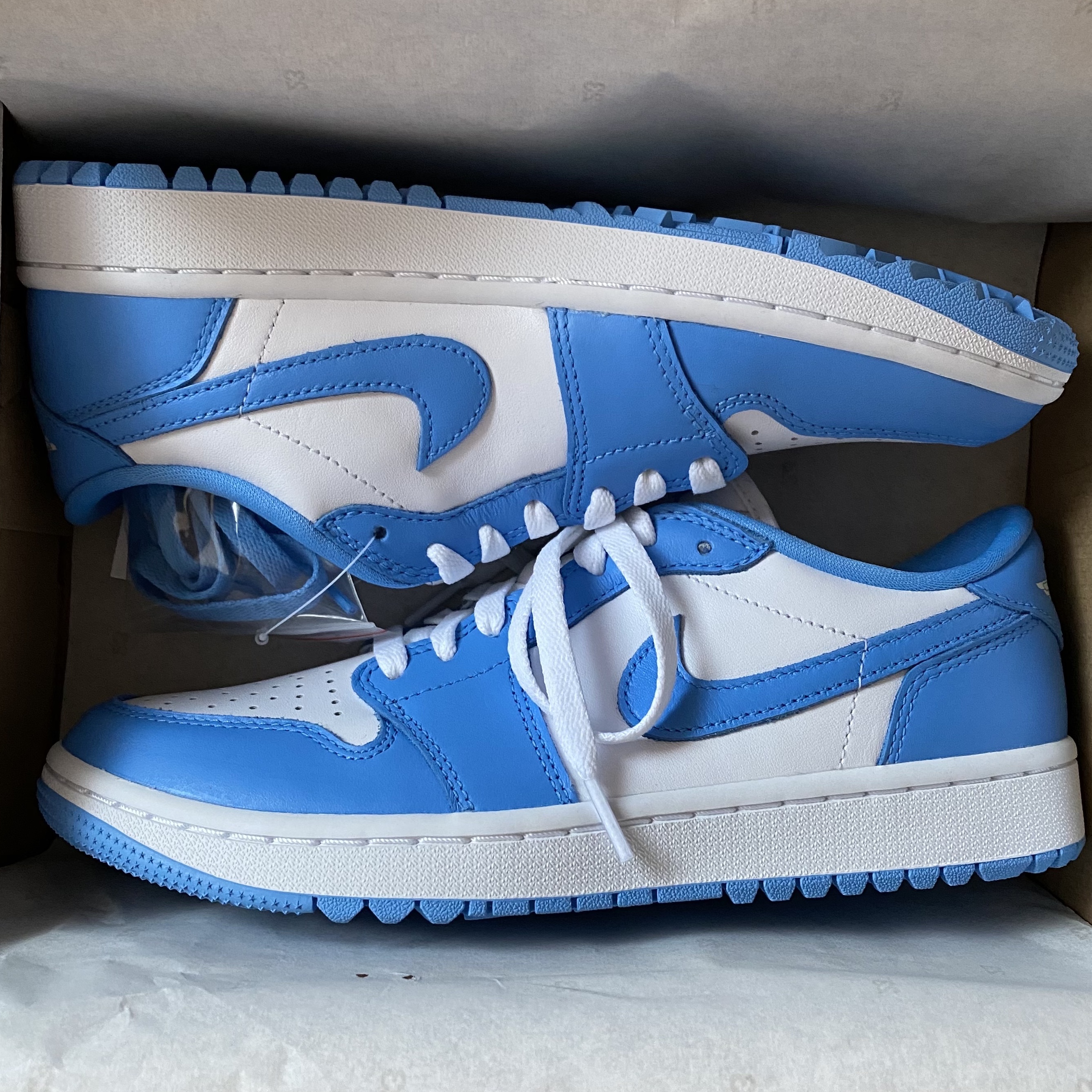 Jordan 1 Low Golf White and University Blue 착용 스타일