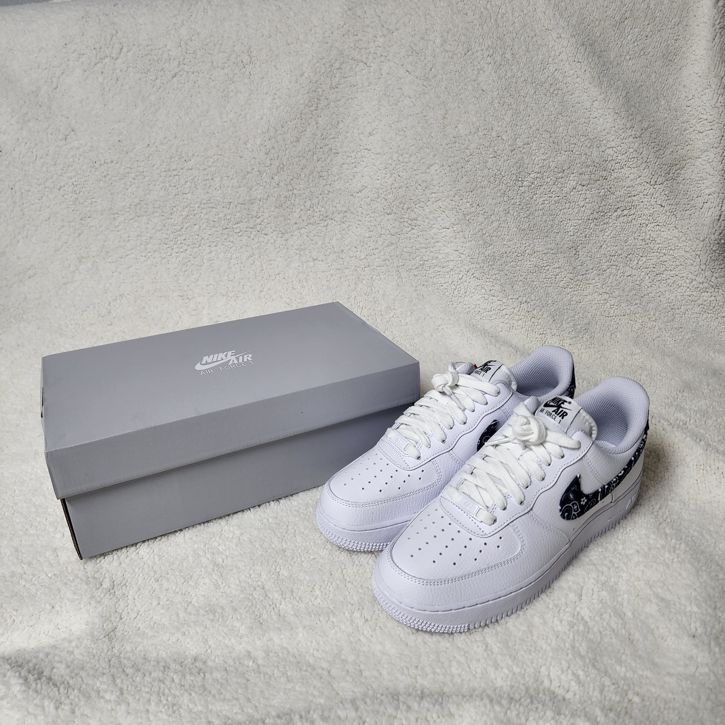 (W) Nike Air Force 1 '07 Essential Paisley Swoosh White Black 착용 스타일