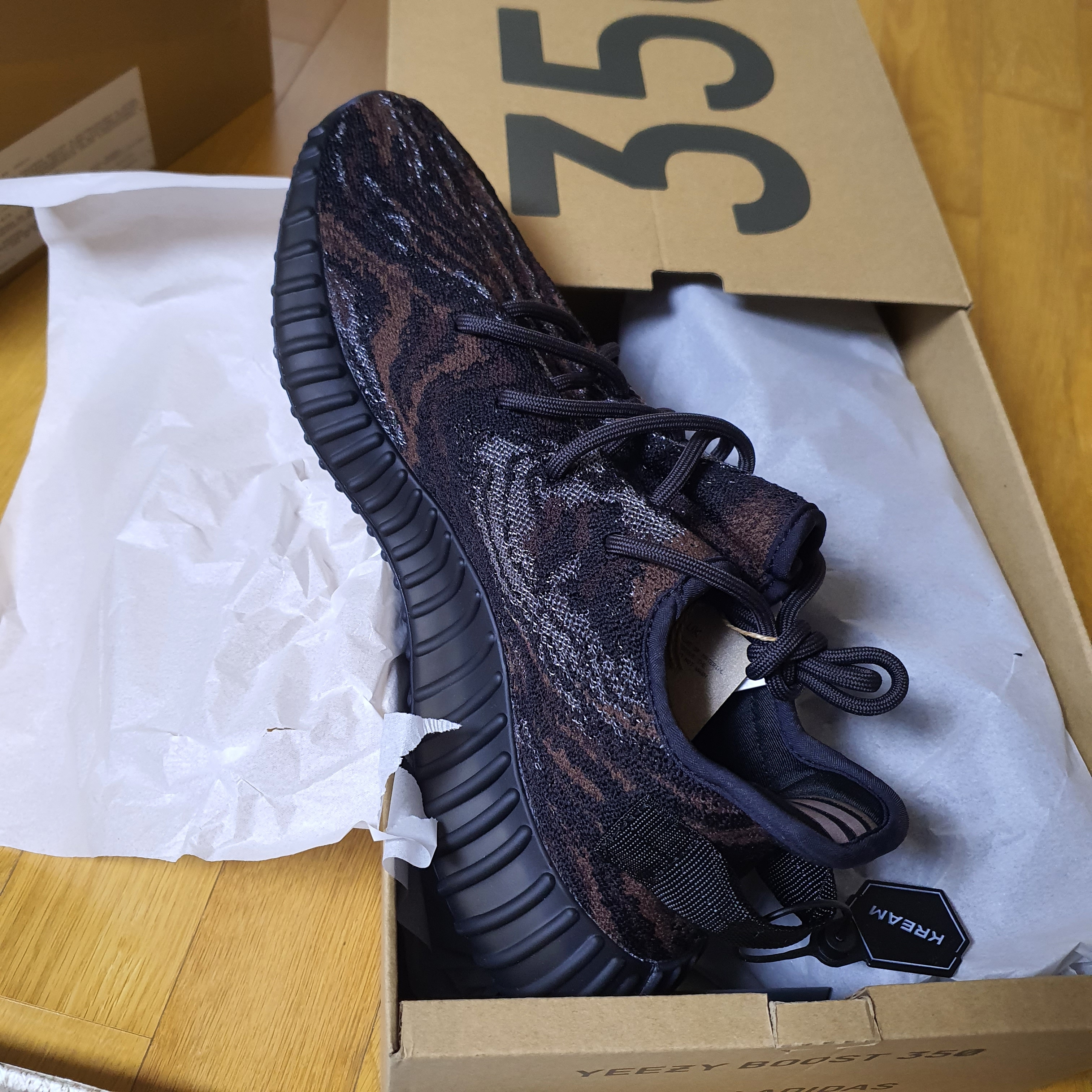 Adidas Yeezy Boost 350 V2 Beluga - Reflective, Adidas Yeezy Boost 350 V2 Dazzling Blue 착용 스타일 - 3