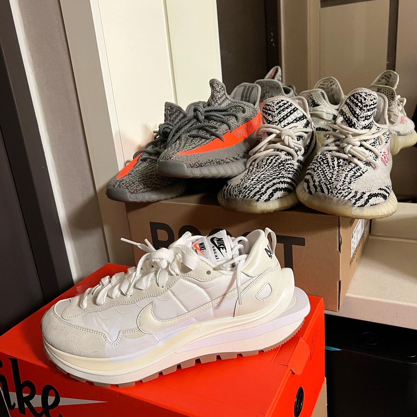 Nike x Sacai VaporWaffle White and Gum, Adidas Yeezy Boost 350 V2 Beluga - Reflective 착용 스타일 - 2
