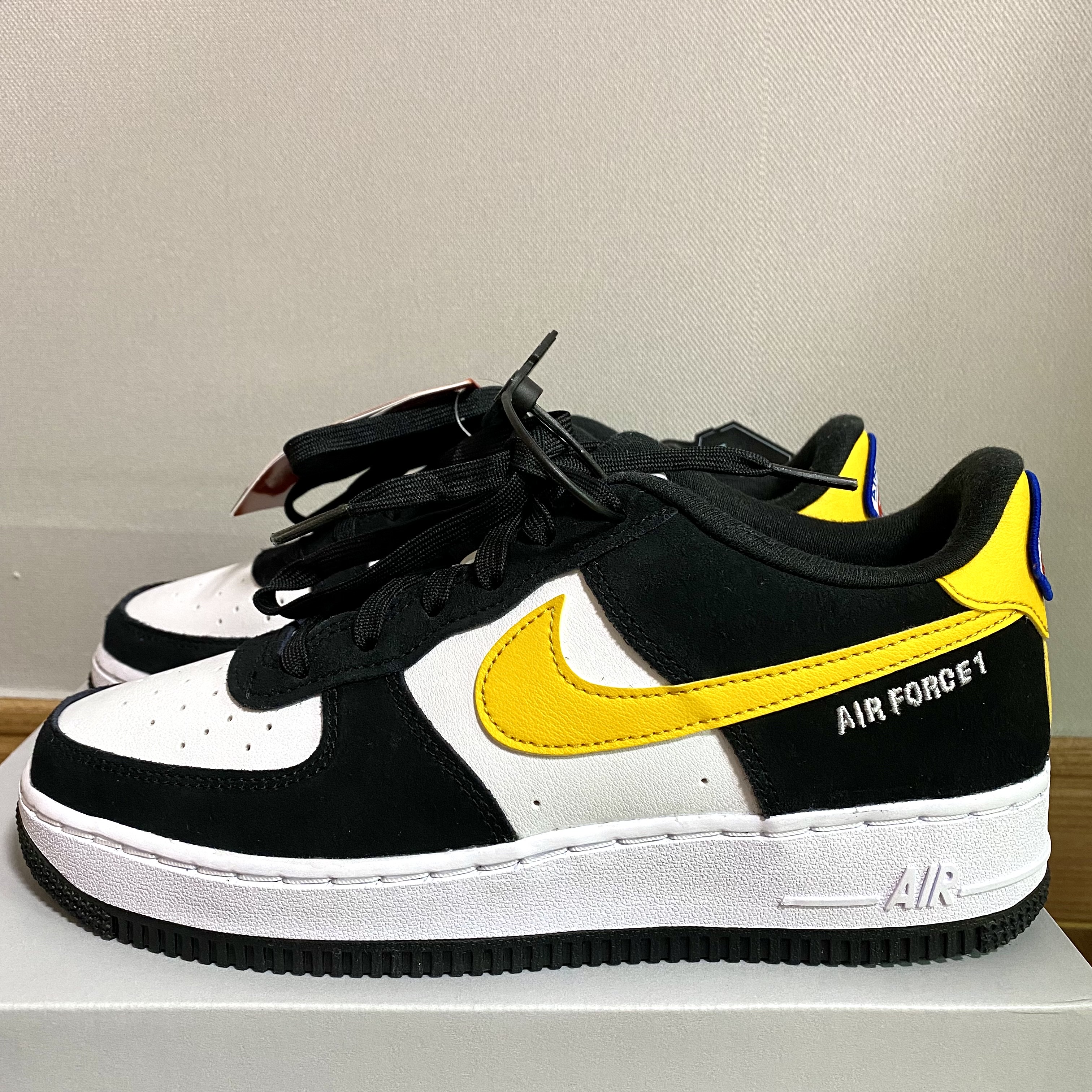(GS) Nike Air Force 1 LV8 Athletic Club Black Dark Sulfur 착용 스타일