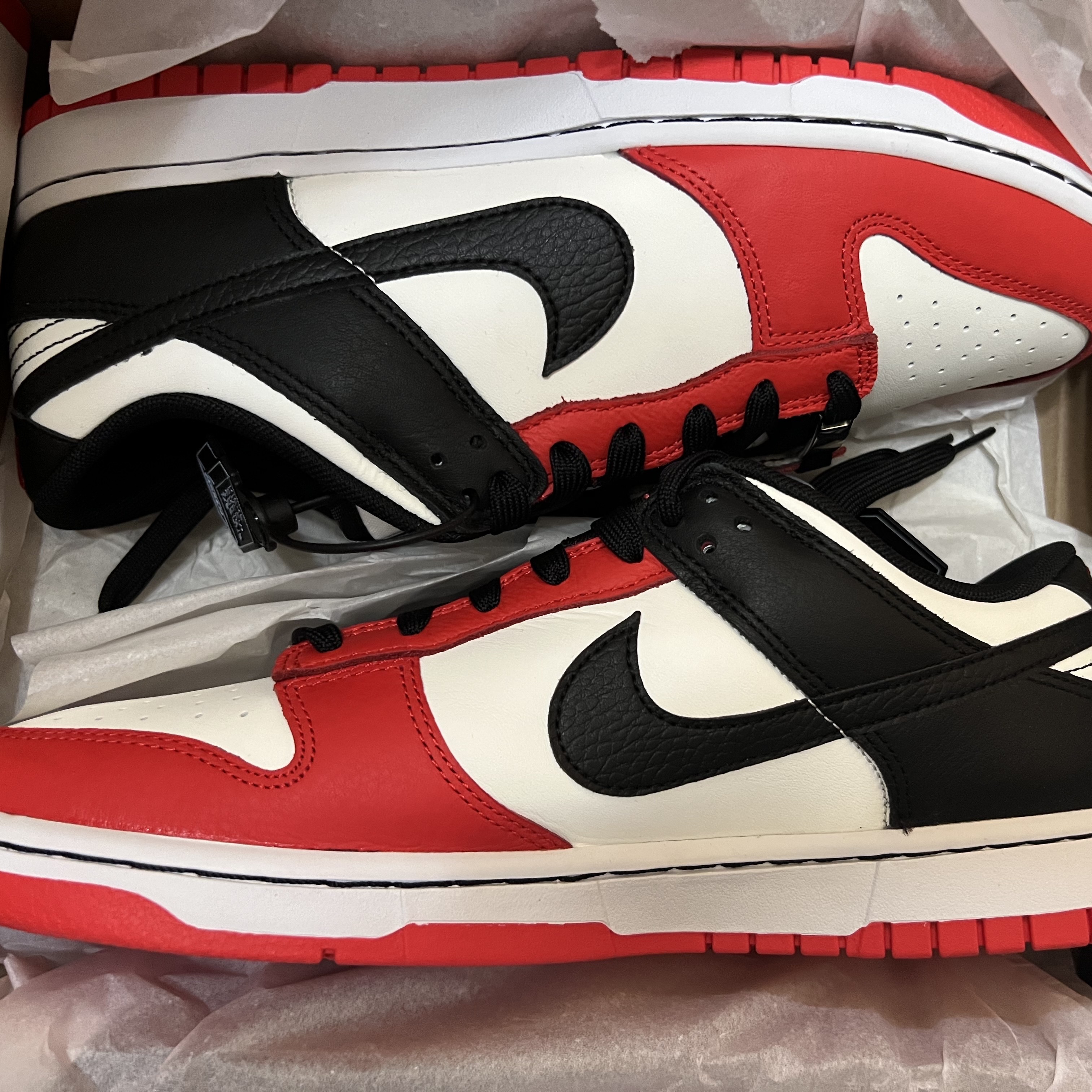 Nike x NBA Dunk Low Retro EMB Black and Chile Red 착용 스타일 - 1