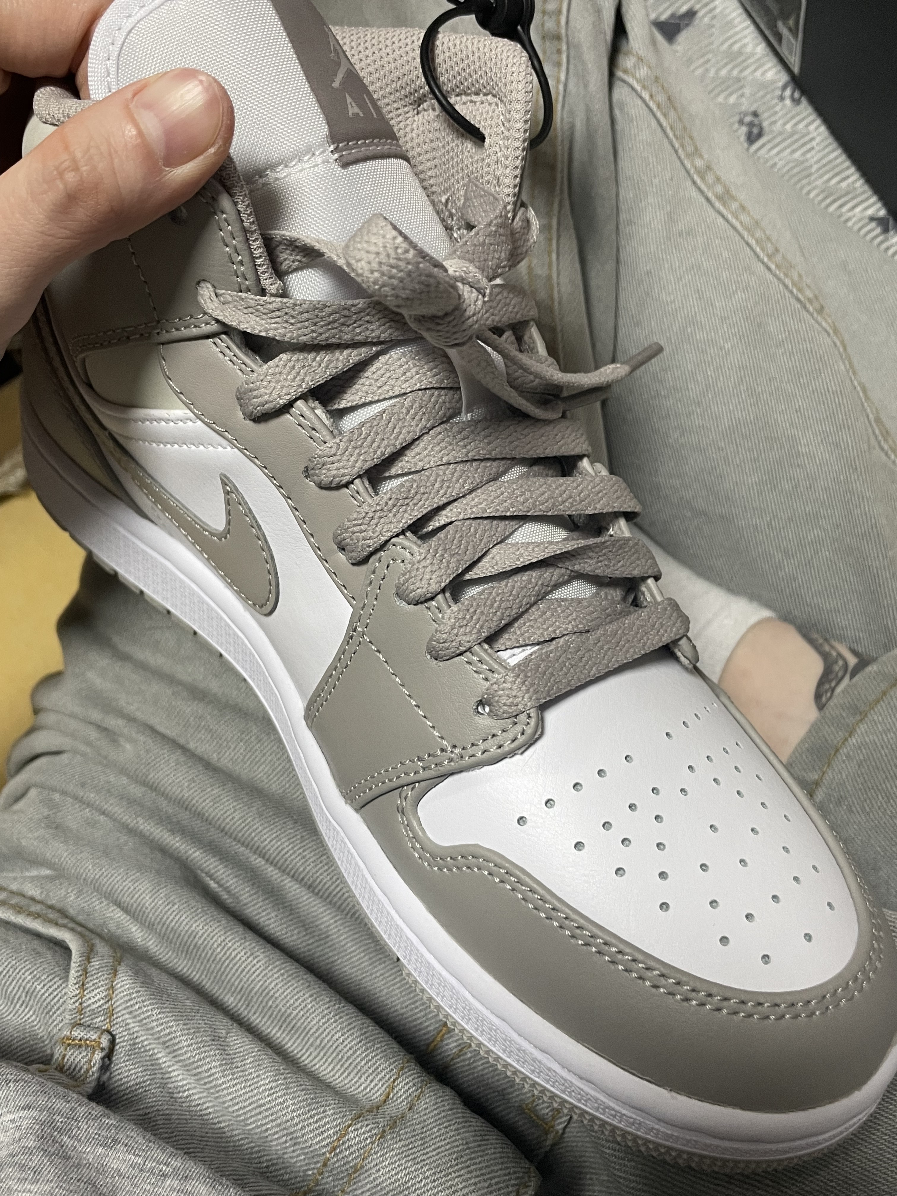 Jordan 1 Mid College Grey 착용 스타일