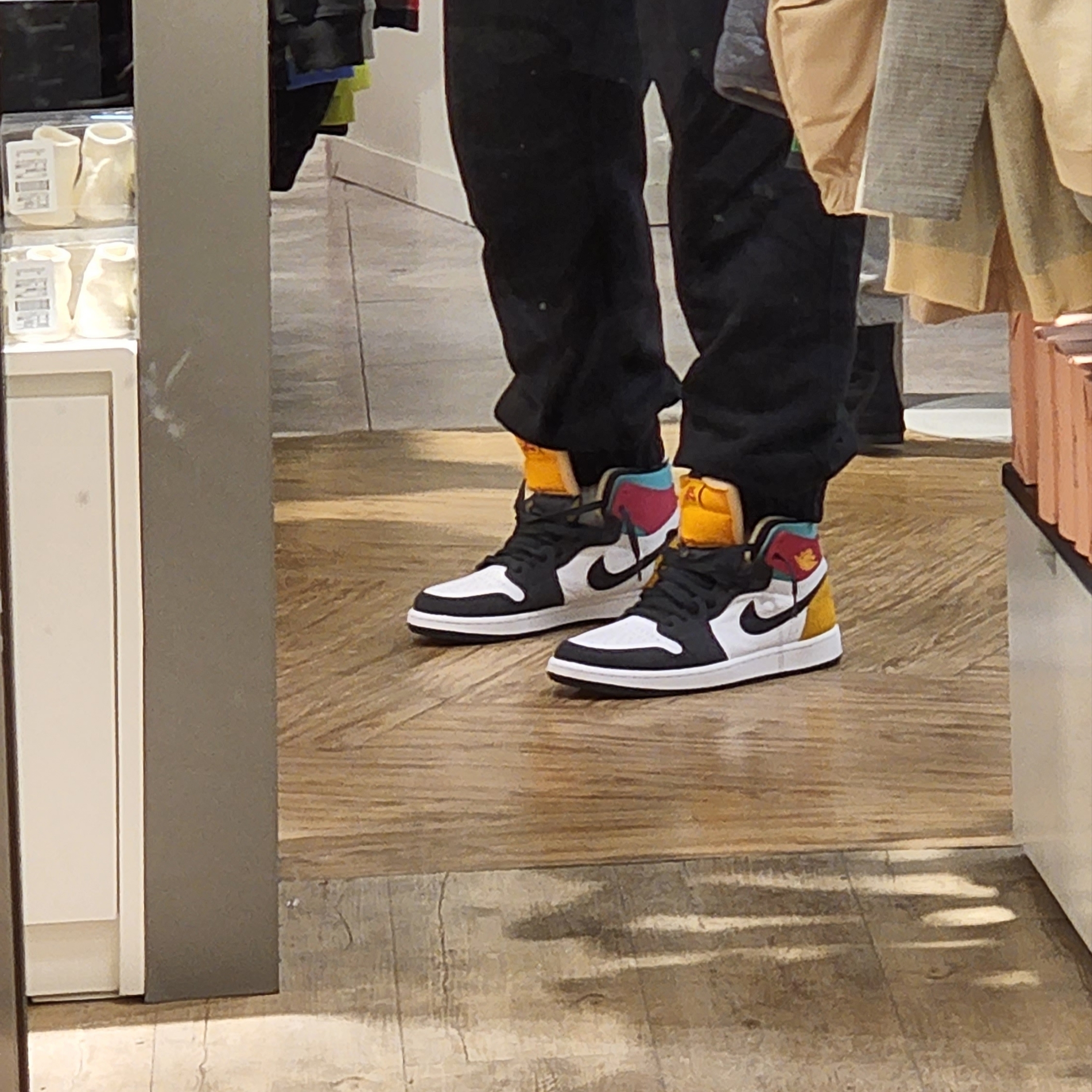 Jordan 1 Zoom Air CMFT Anthracite Pink Gold 착용 스타일 - 3