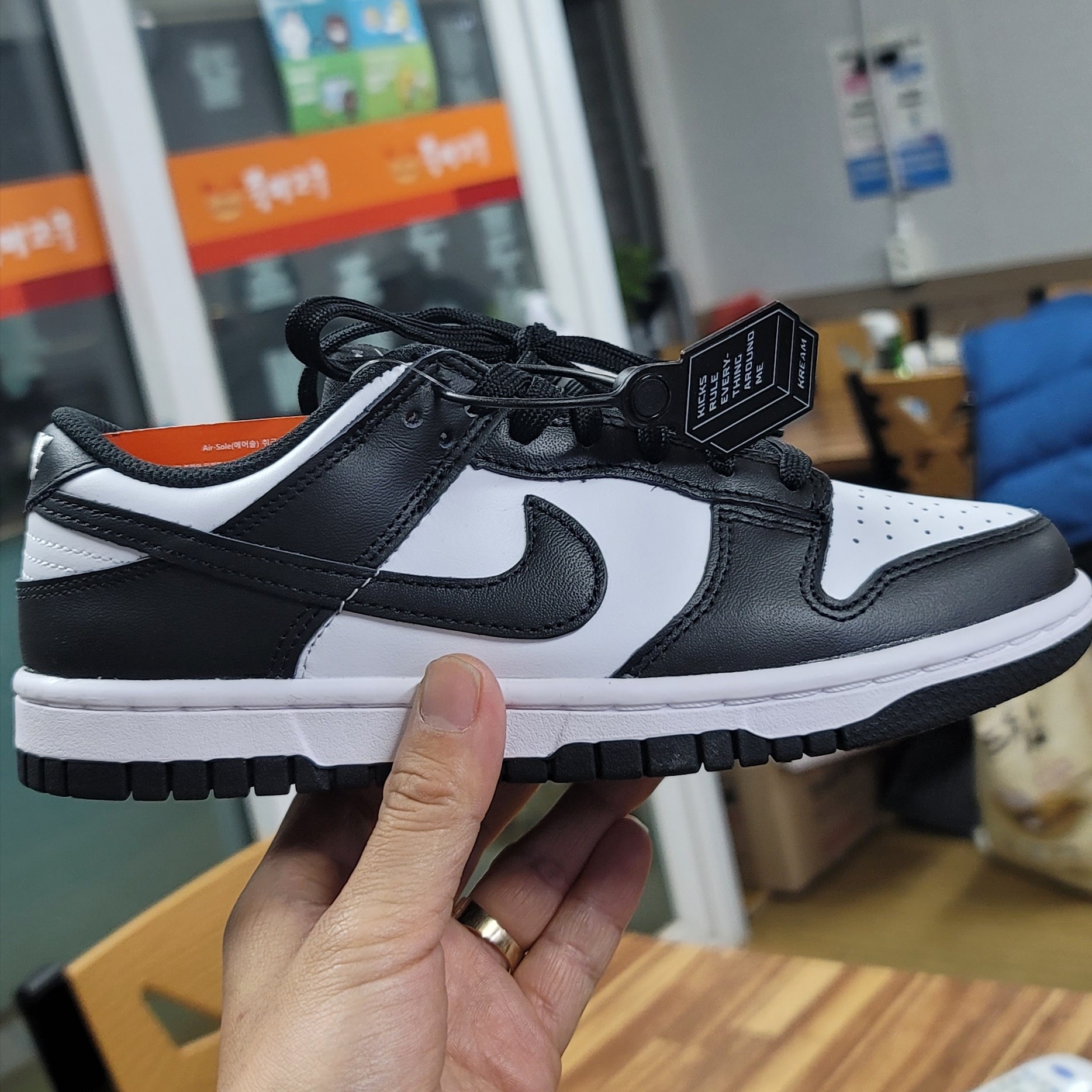 (W) Nike Dunk Low Black, Nike Dunk Low Retro Black 착용 스타일 - 2
