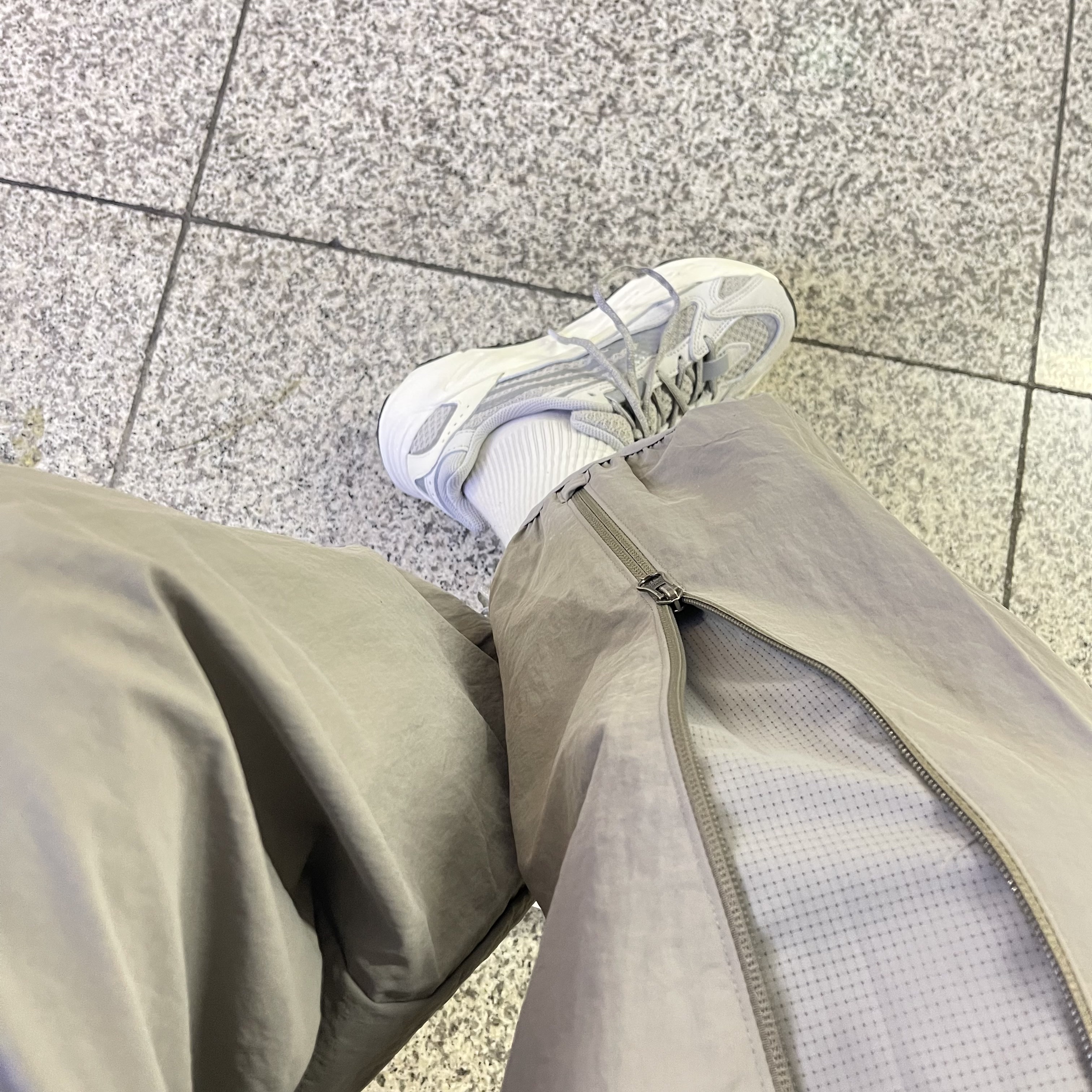 Adidas Yeezy Boost 700 V2 Static 2022 착용 스타일 - 1