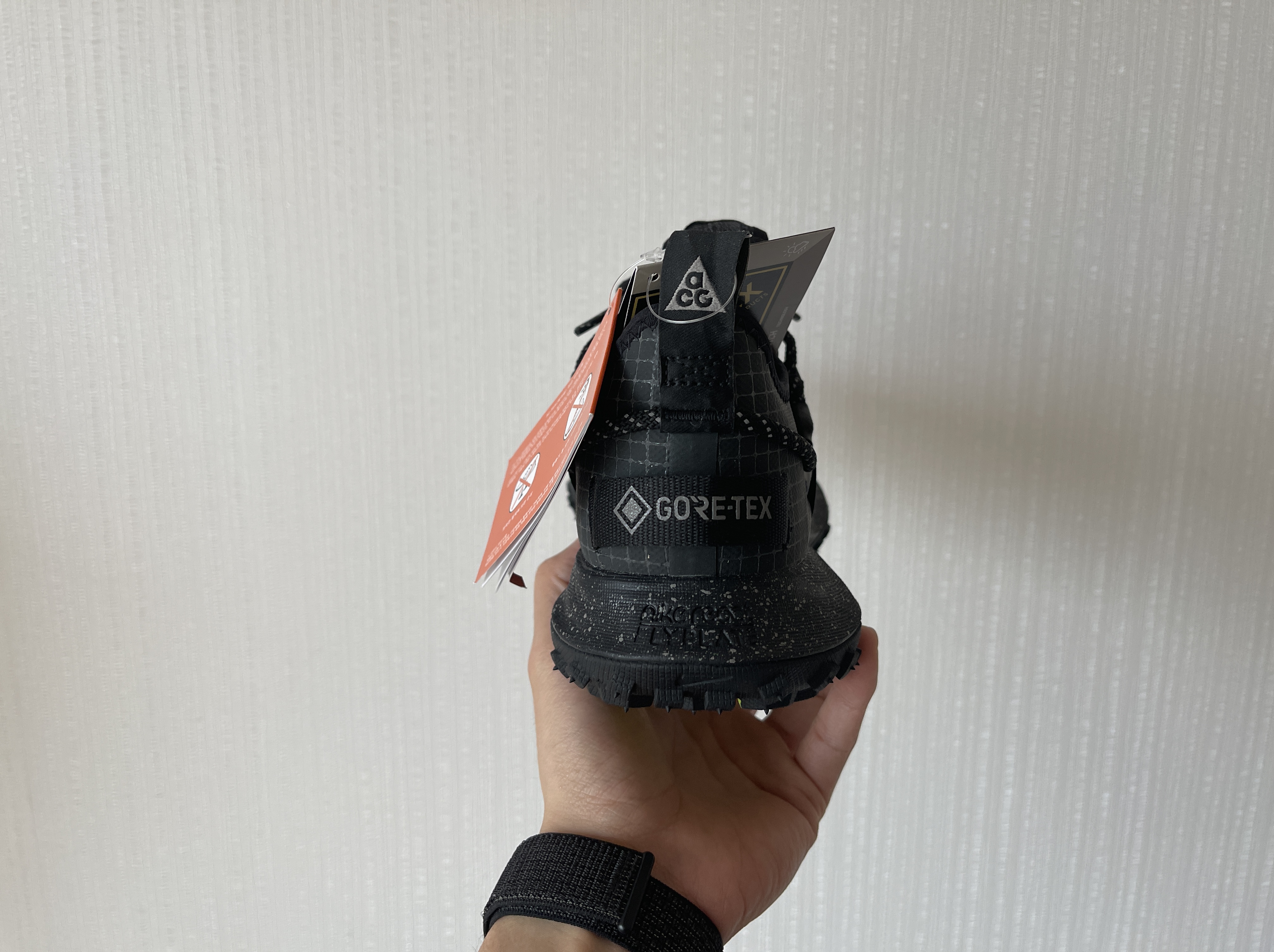 Nike ACG Mountain Fly Low Gore-Tex SE Dark Smoke Grey 착용 스타일 - 4