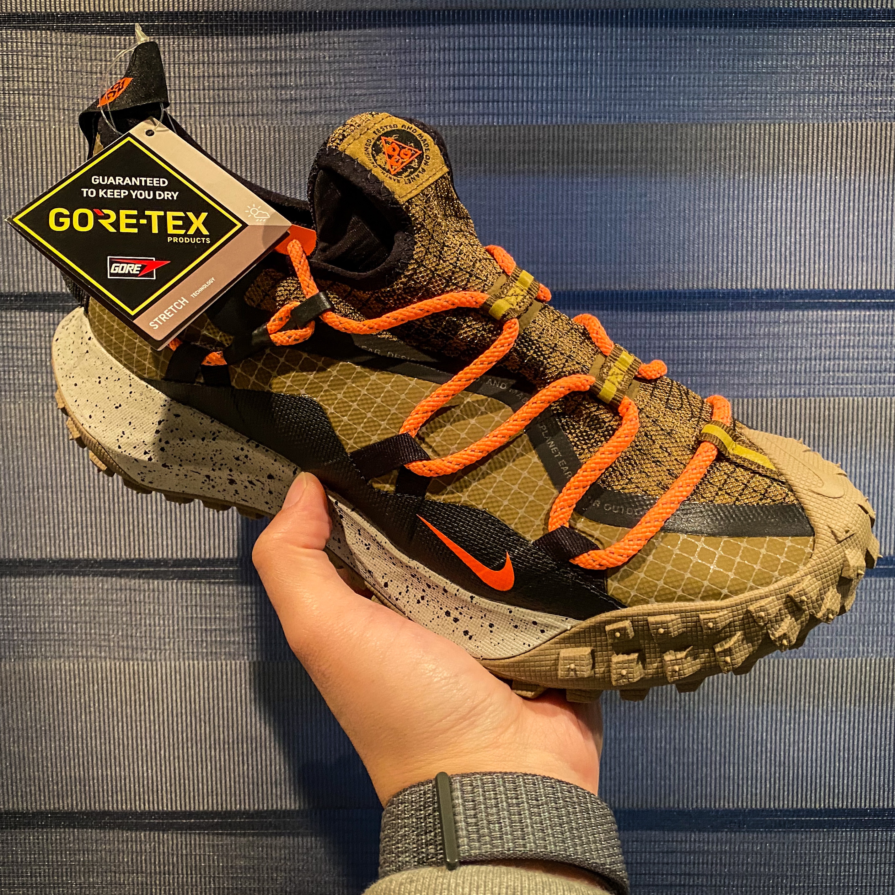 Nike ACG Mountain Fly Low Gore-Tex SE Hazel Rush 착용 스타일