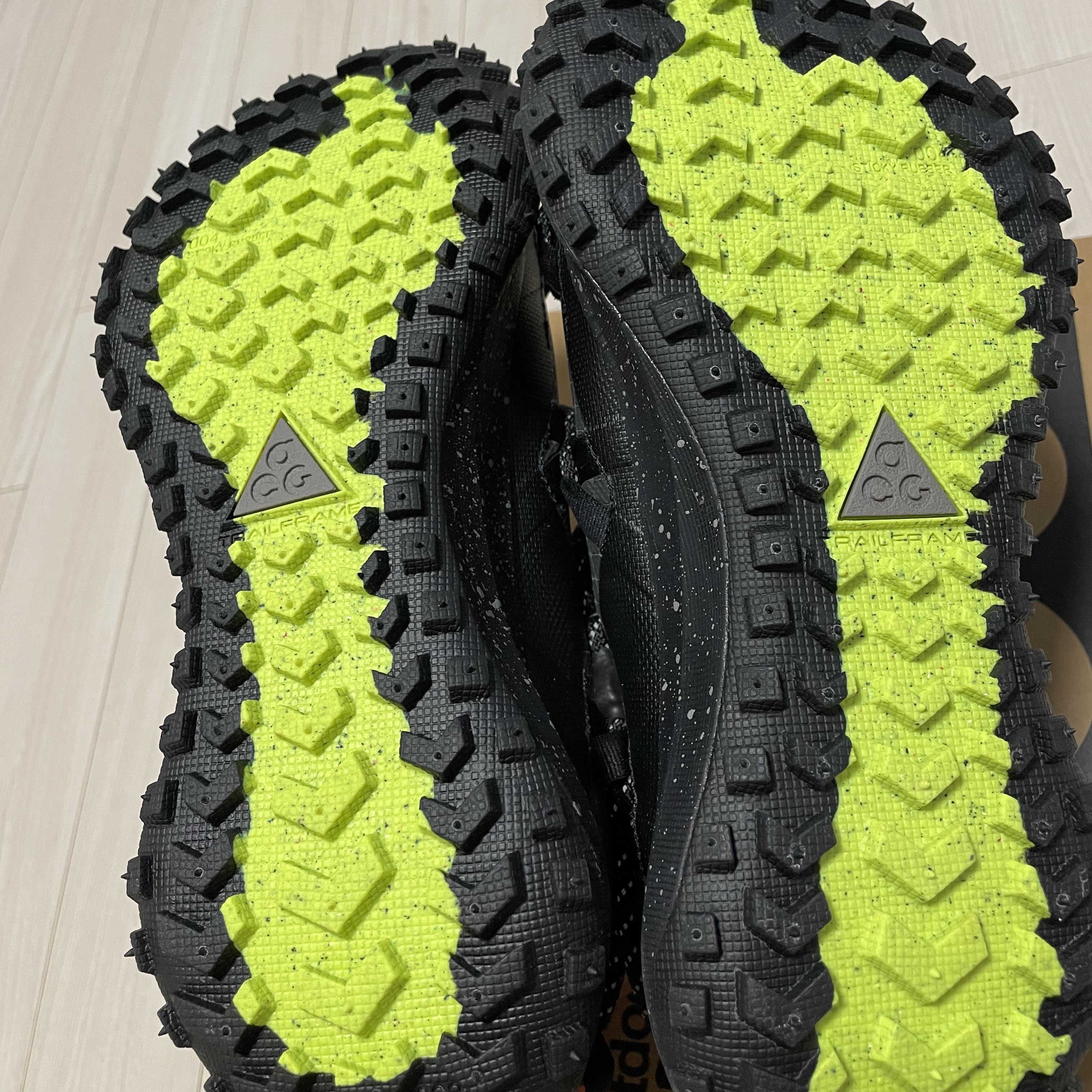 Nike ACG Mountain Fly Low Gore-Tex SE Dark Smoke Grey 착용 스타일 - 4