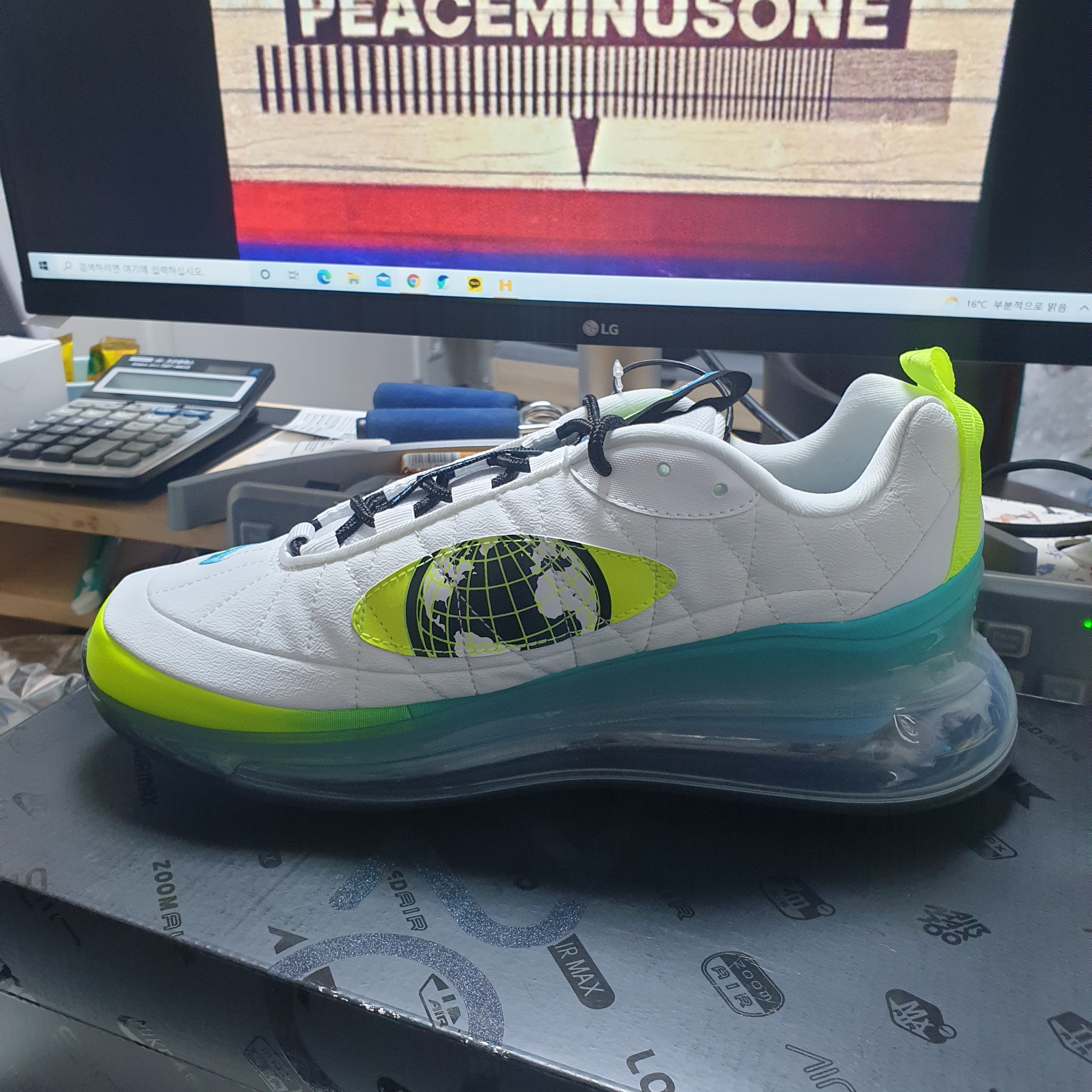 Nike Air Max 720-818 Worldwide Pack White Blue Fury Volt 착용 스타일 - 2