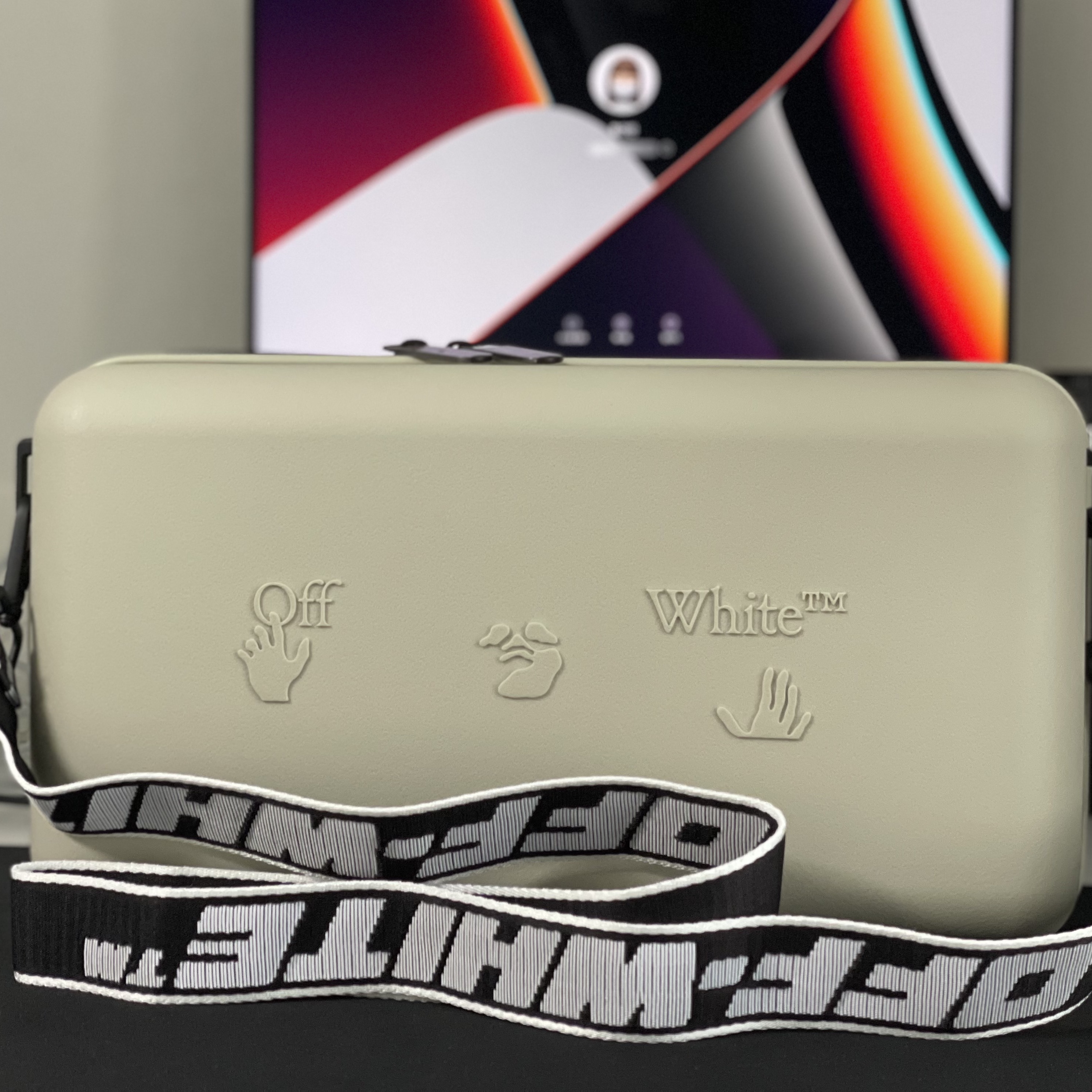 Off-White x Amore Pacific Protection Box (Without Cosmetics) 착용 스타일