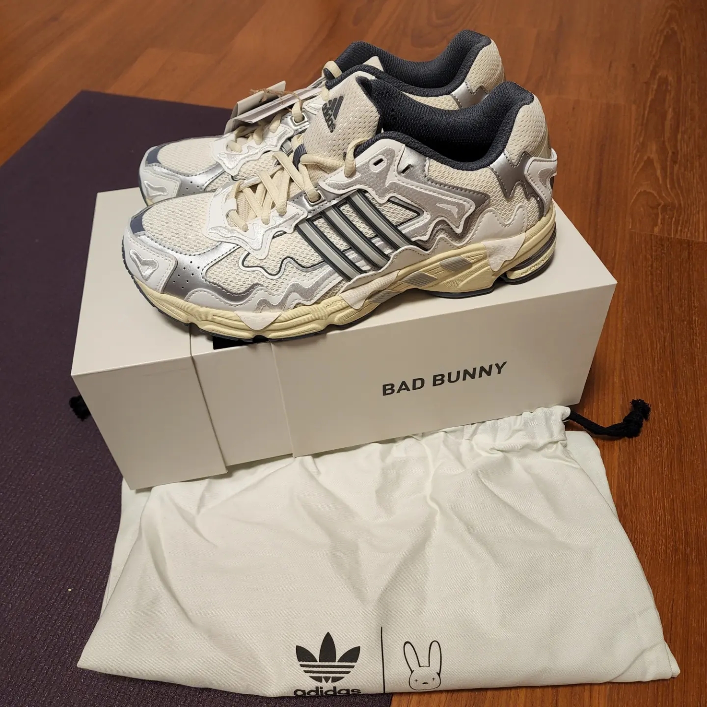 Adidas x Bad Bunny Response CL White Sand 착용 스타일 - 2