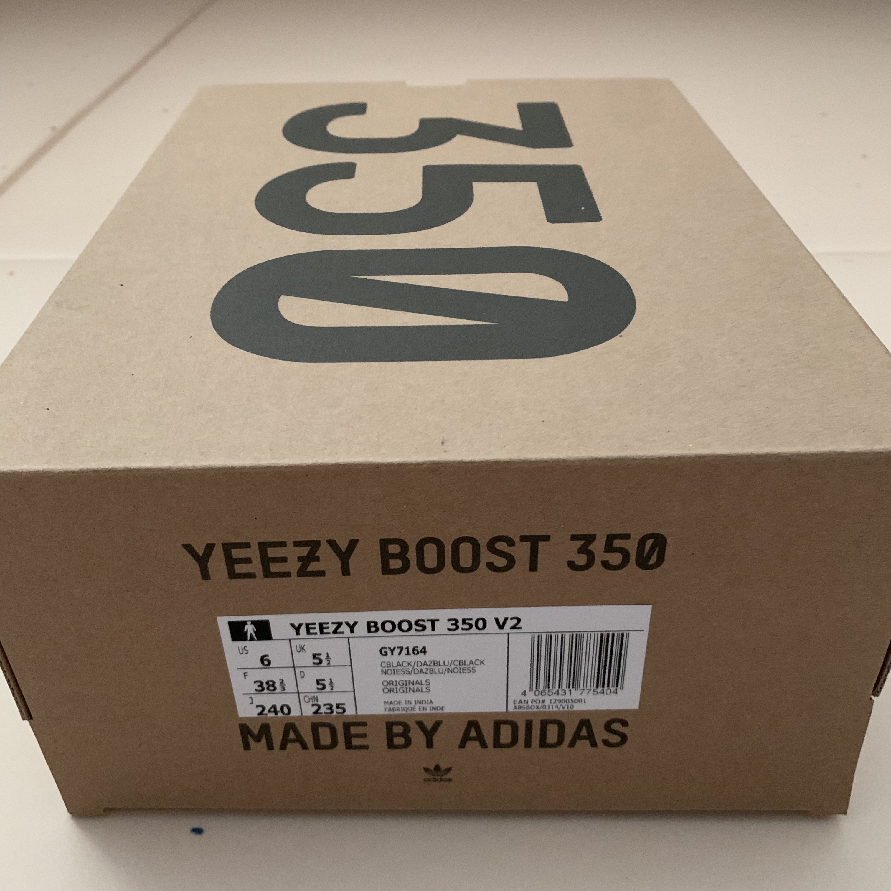 Adidas Yeezy Boost 350 V2 Dazzling Blue 착용 스타일 - 2