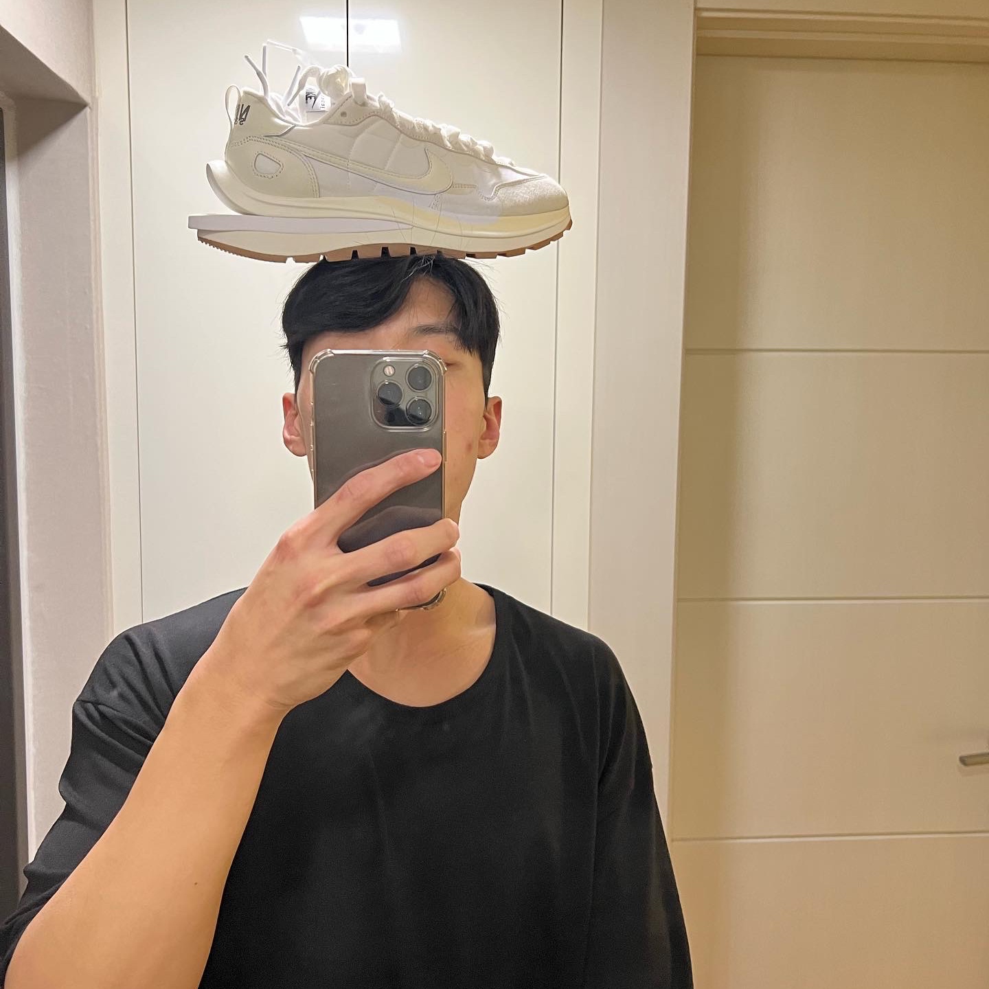 Nike x Sacai VaporWaffle White and Gum, Adidas Yeezy Boost 350 V2 Beluga - Reflective 착용 스타일 - 1