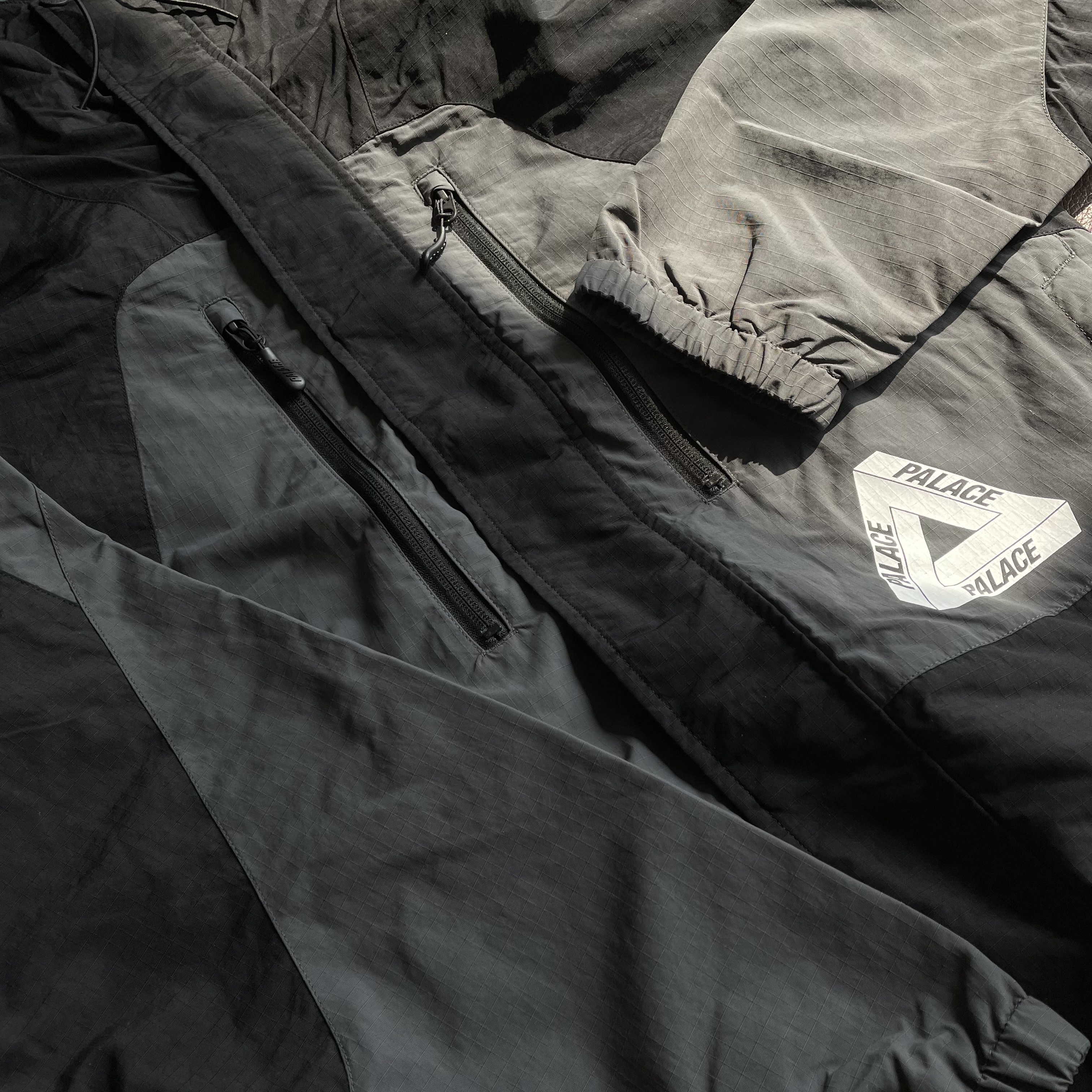 Palace Powder Jacket Black Grey - 22SS 착용 스타일 - 2