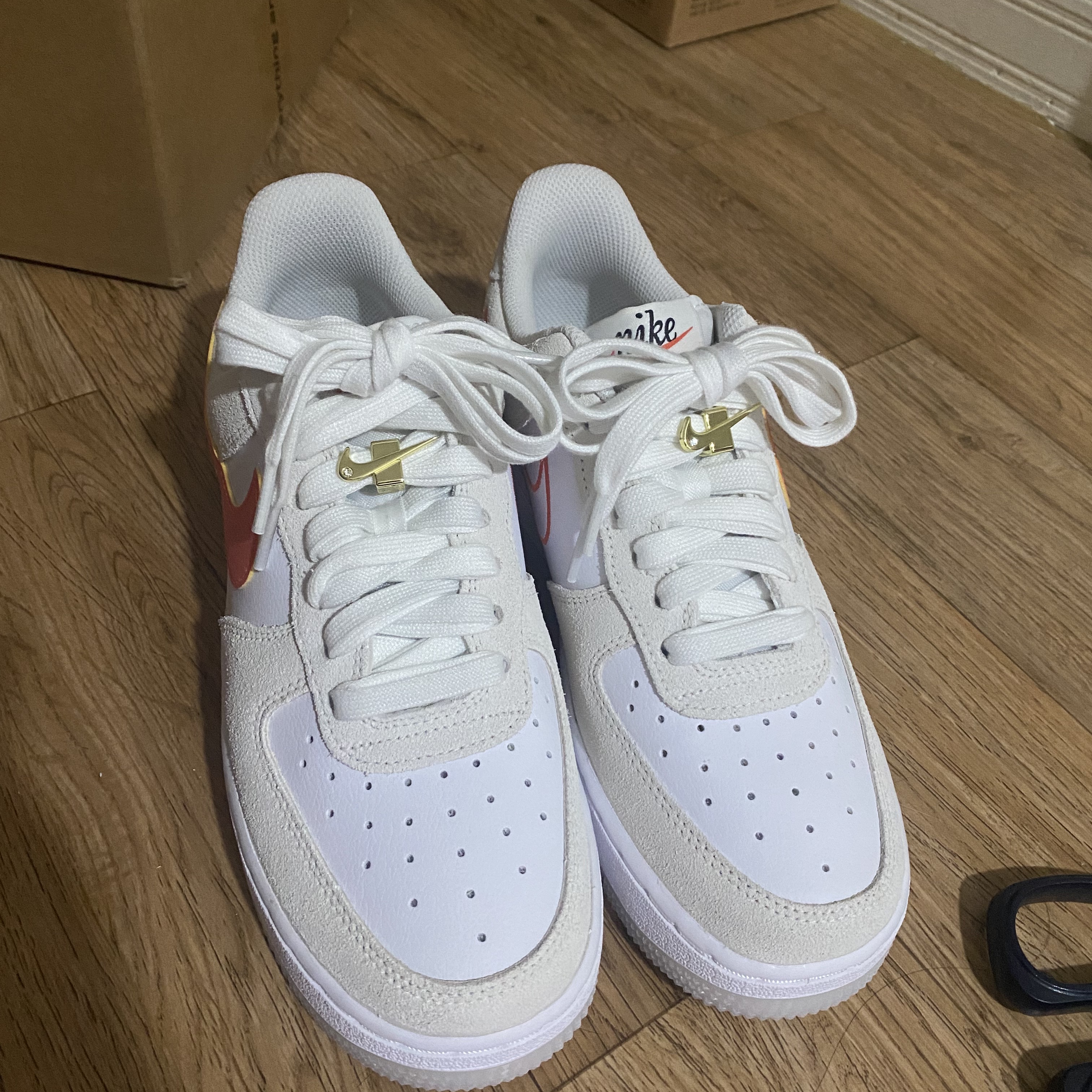 (W) Nike Air Force 1 '07 SE First Use Orange Sail 착용 스타일 - 2