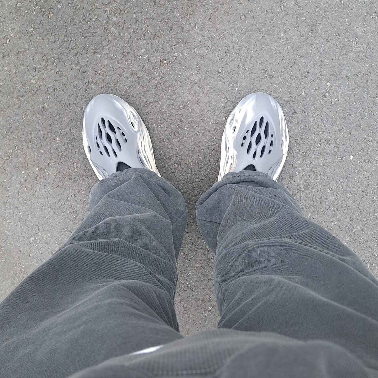 Adidas Yeezy Foam RNNR MXT Moon Gray 착용 스타일