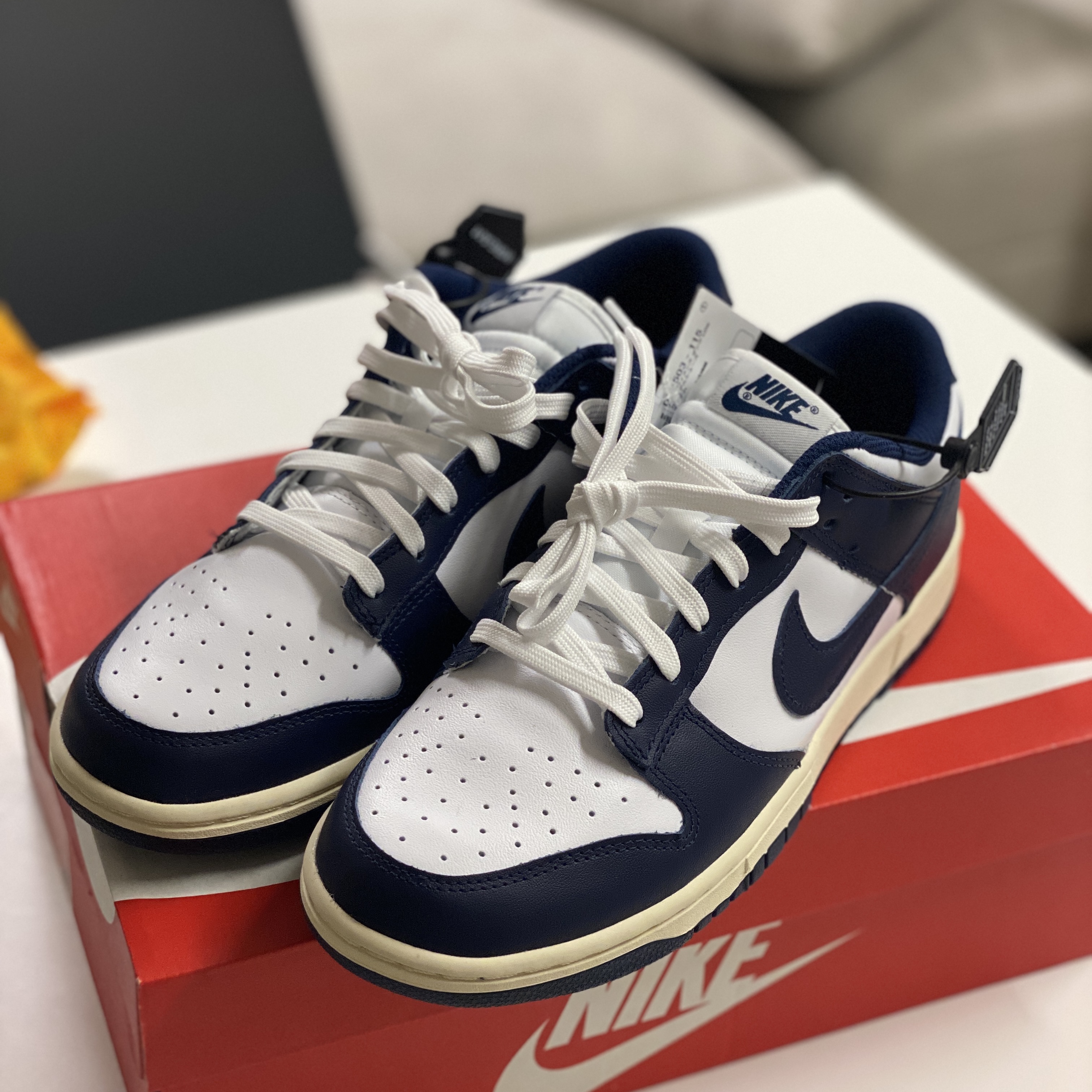 (W) Nike Dunk Low Vintage Midnight Navy 착용 스타일 - 1