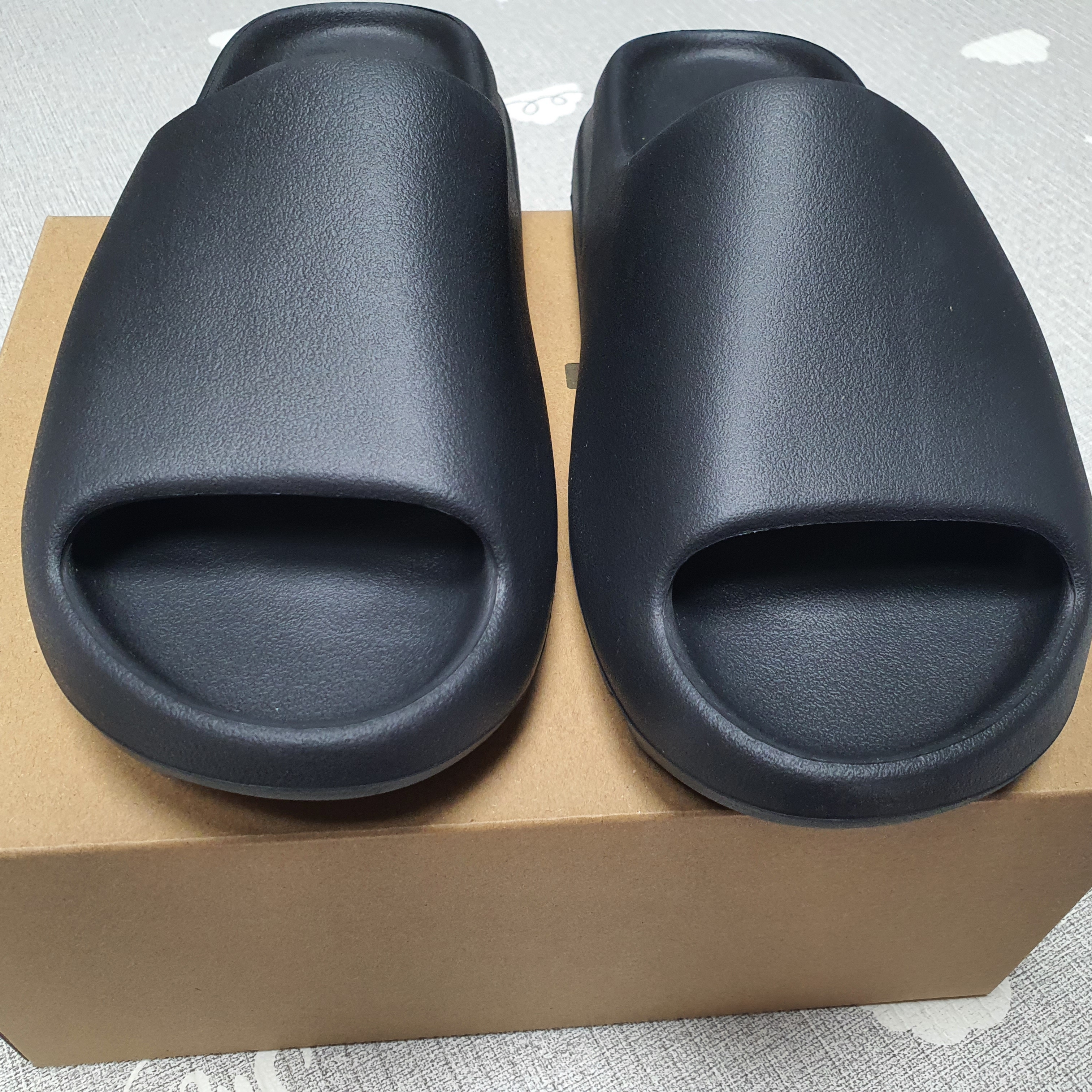Adidas Yeezy Slide Onyx 착용 스타일 - 3