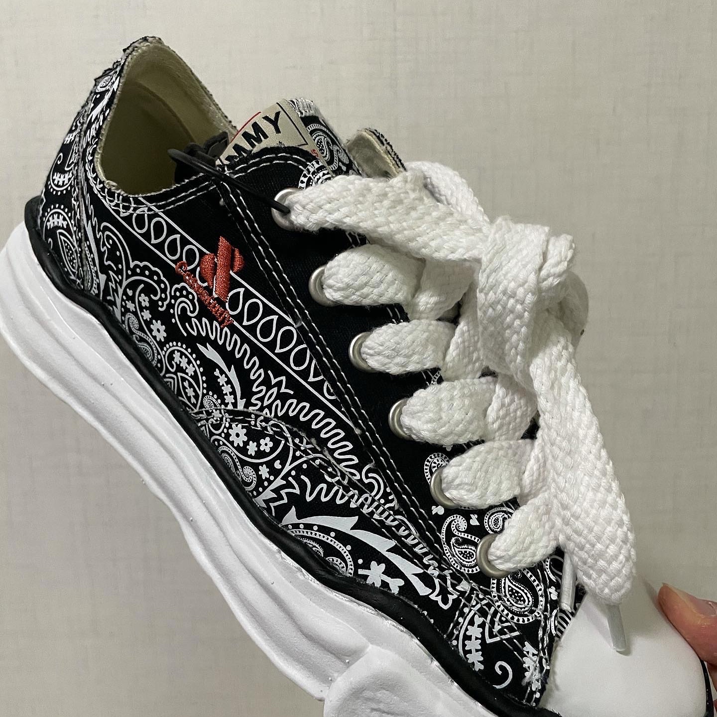 Maison Mihara Yasuhiro x Casestudy Peterson OG Sole Bandana Low-top Sneakers Unmatched 착용 스타일 - 4