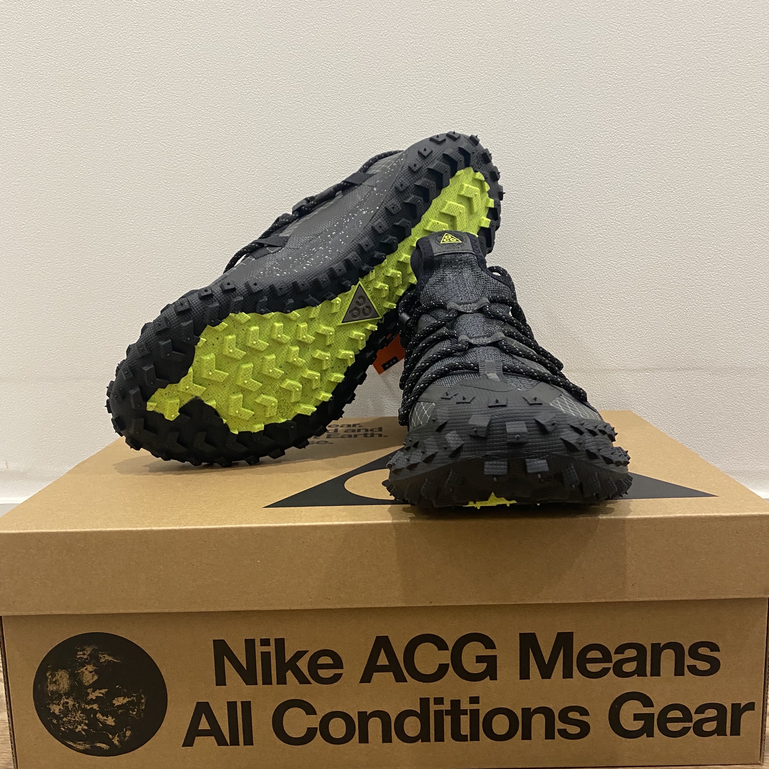 Nike ACG Mountain Fly Low Gore-Tex SE Dark Smoke Grey 착용 스타일 - 2