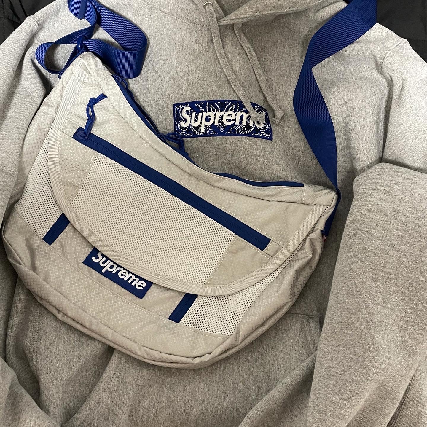 Supreme Small Messenger Bag Silver - 22SS, Supreme Bandana Box Logo Hooded Sweatshirt Heather Grey - 19FW 착용 스타일