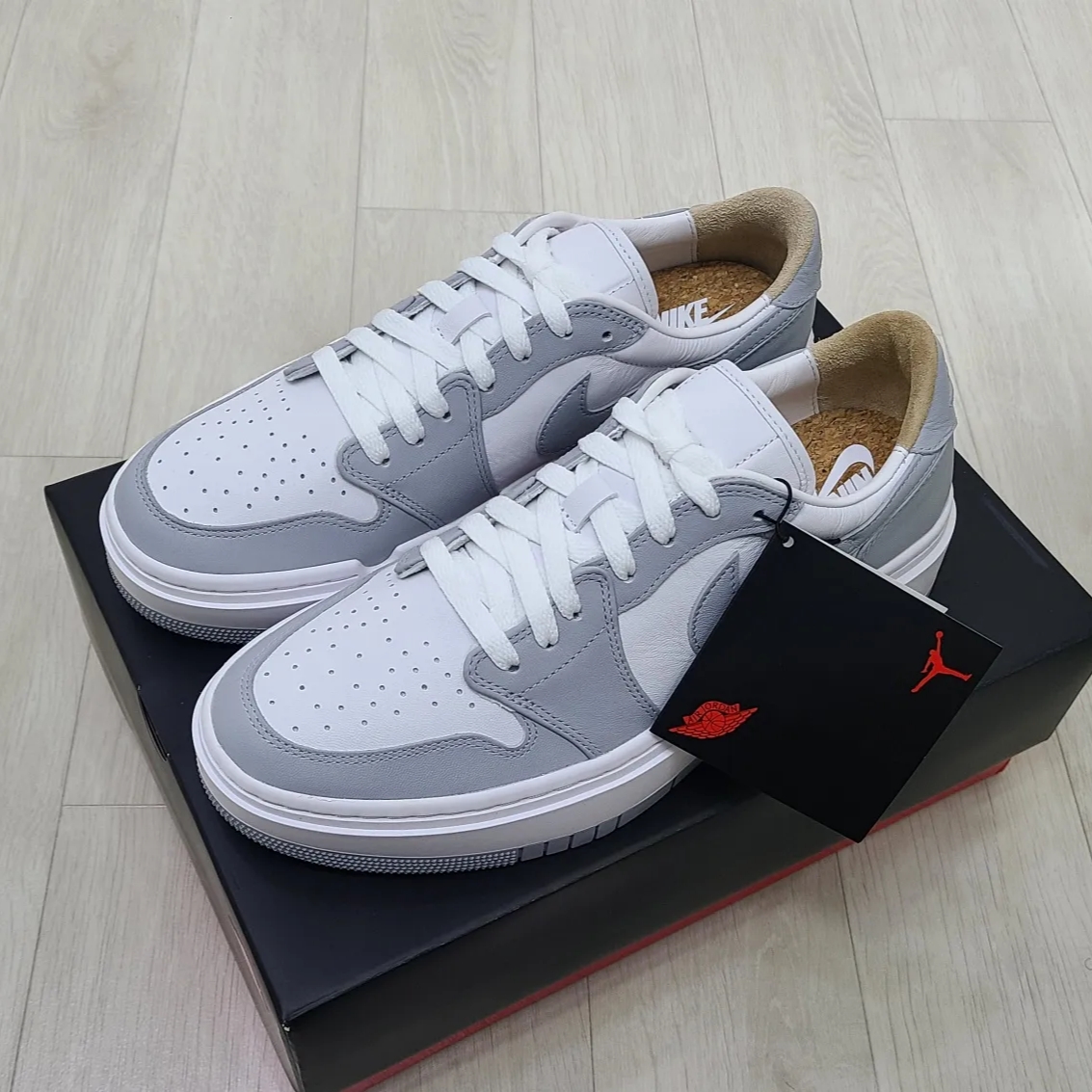 (W) Jordan 1 Elevate Low White and Wolf Grey 착용 스타일 - 2