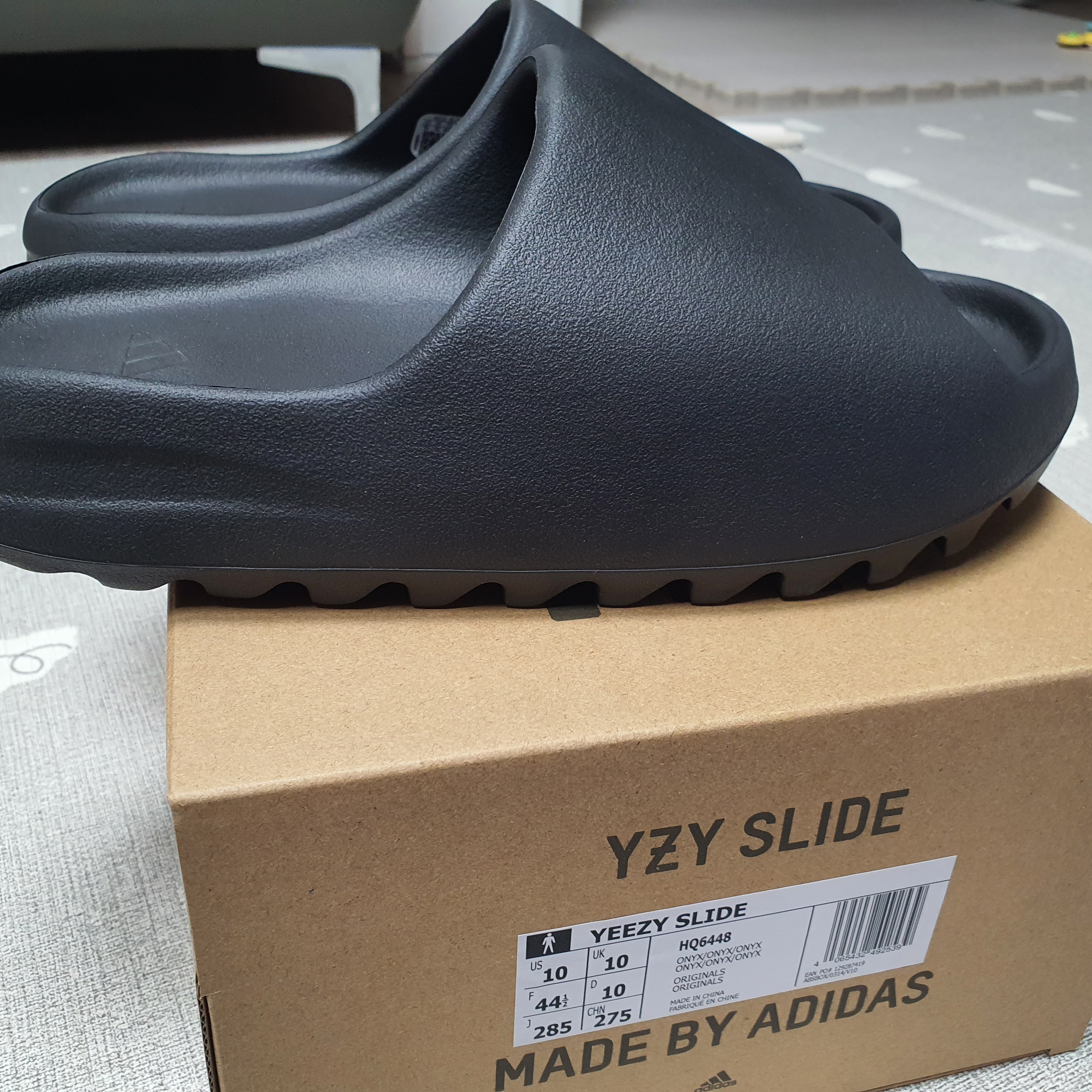 Adidas Yeezy Slide Onyx 착용 스타일 - 4