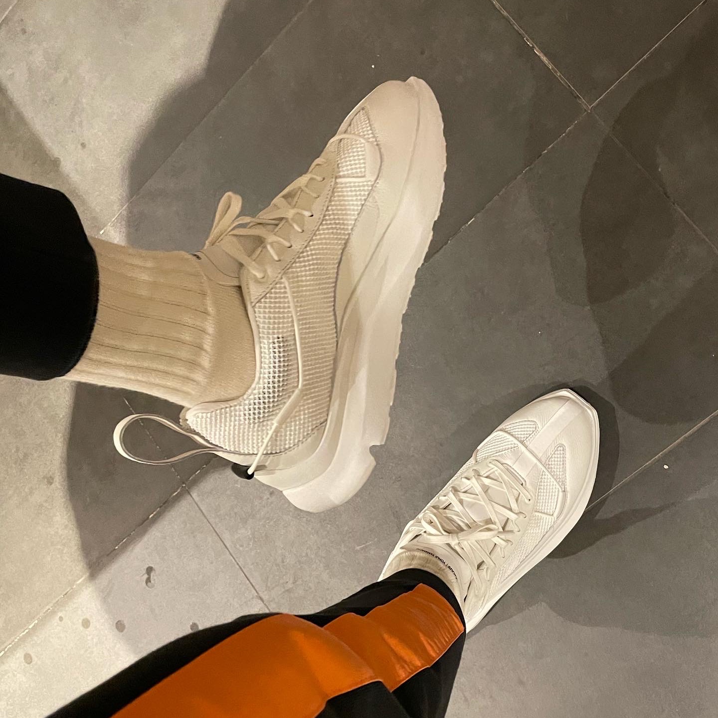 Y-3 Shiku Run Core White 착용 스타일 - 2