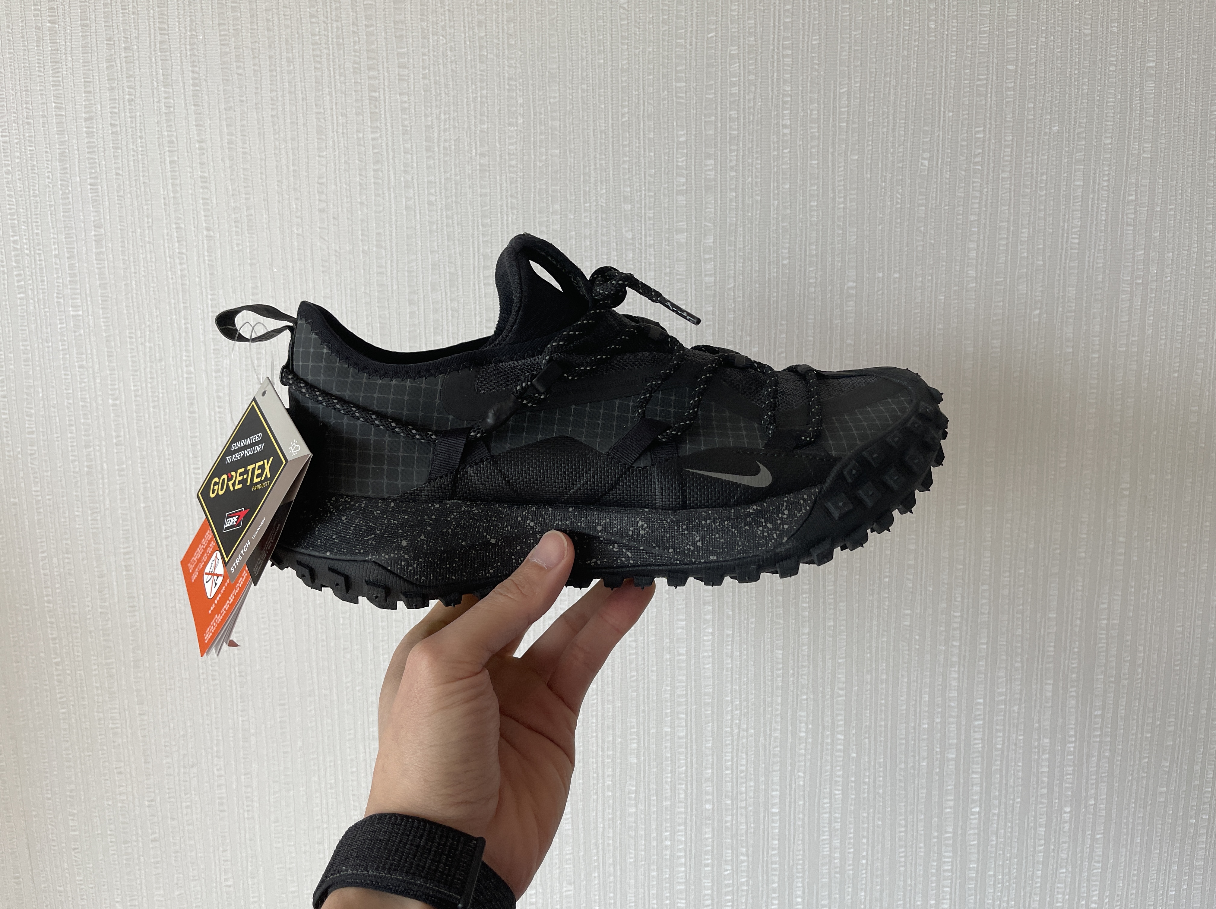 Nike ACG Mountain Fly Low Gore-Tex SE Dark Smoke Grey 착용 스타일 - 2