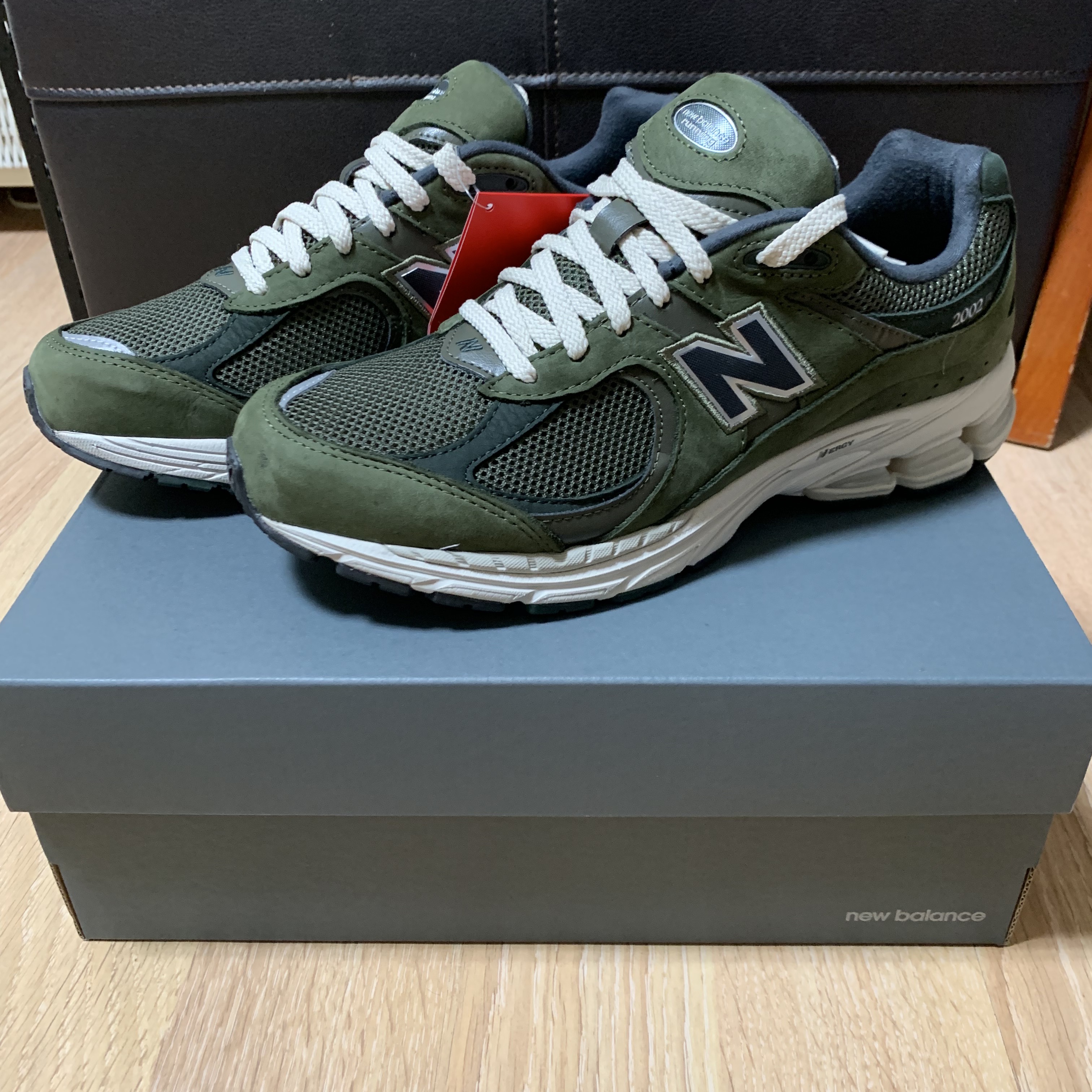 New Balance 2002R Grape Leaf 착용 스타일
