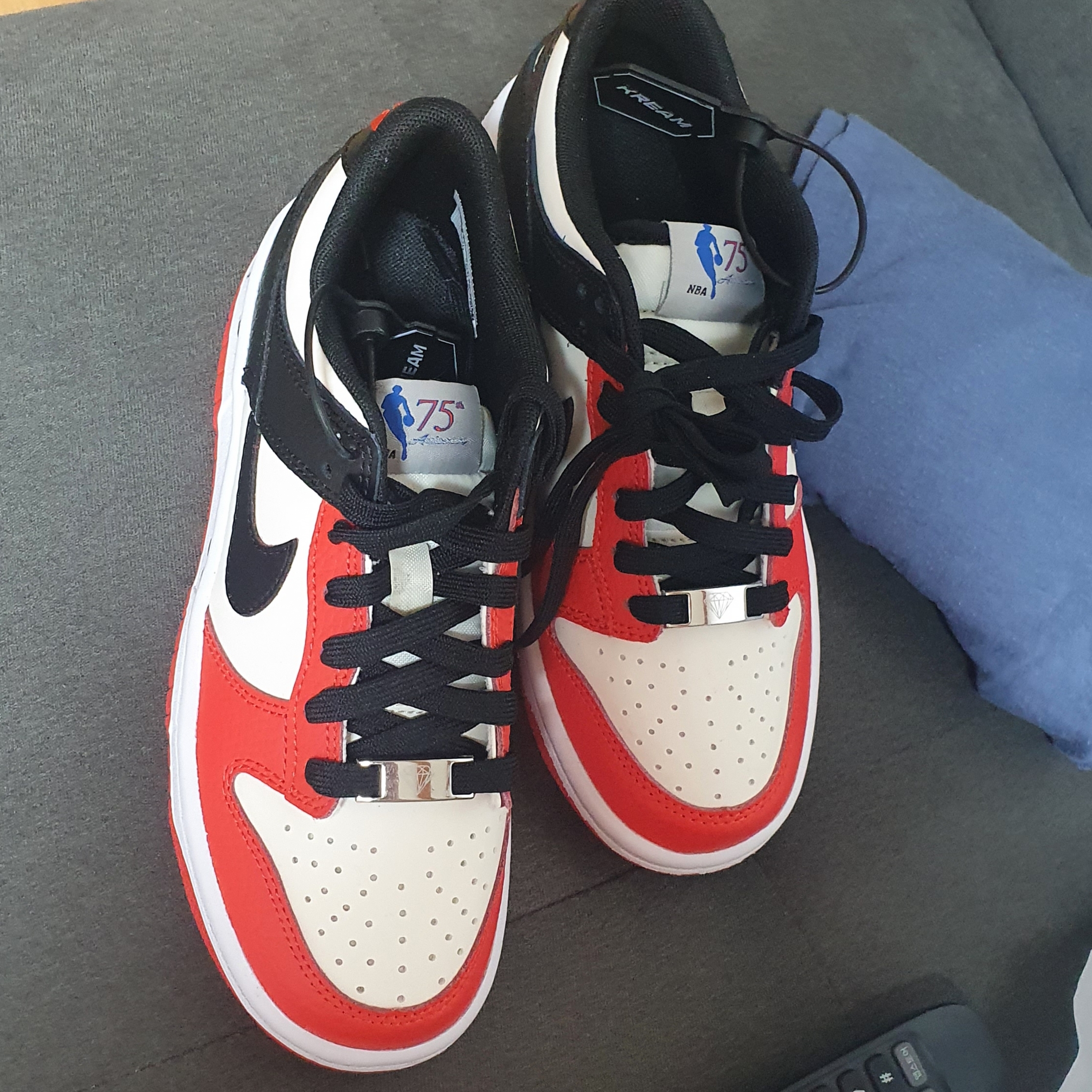 Nike x NBA Dunk Low Retro EMB Black and Chile Red 착용 스타일 - 1