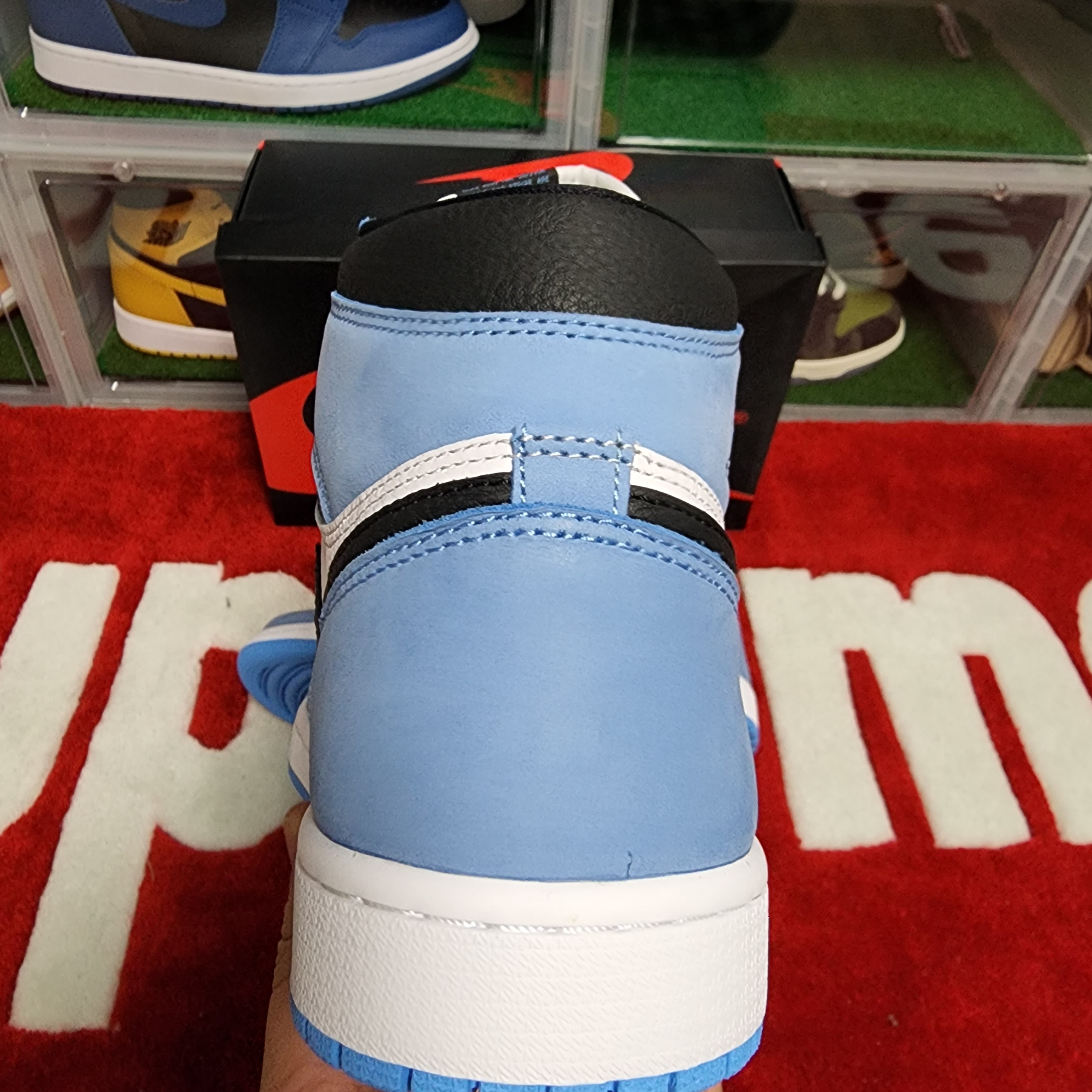 Jordan 1 Retro High OG University Blue 착용 스타일 - 5