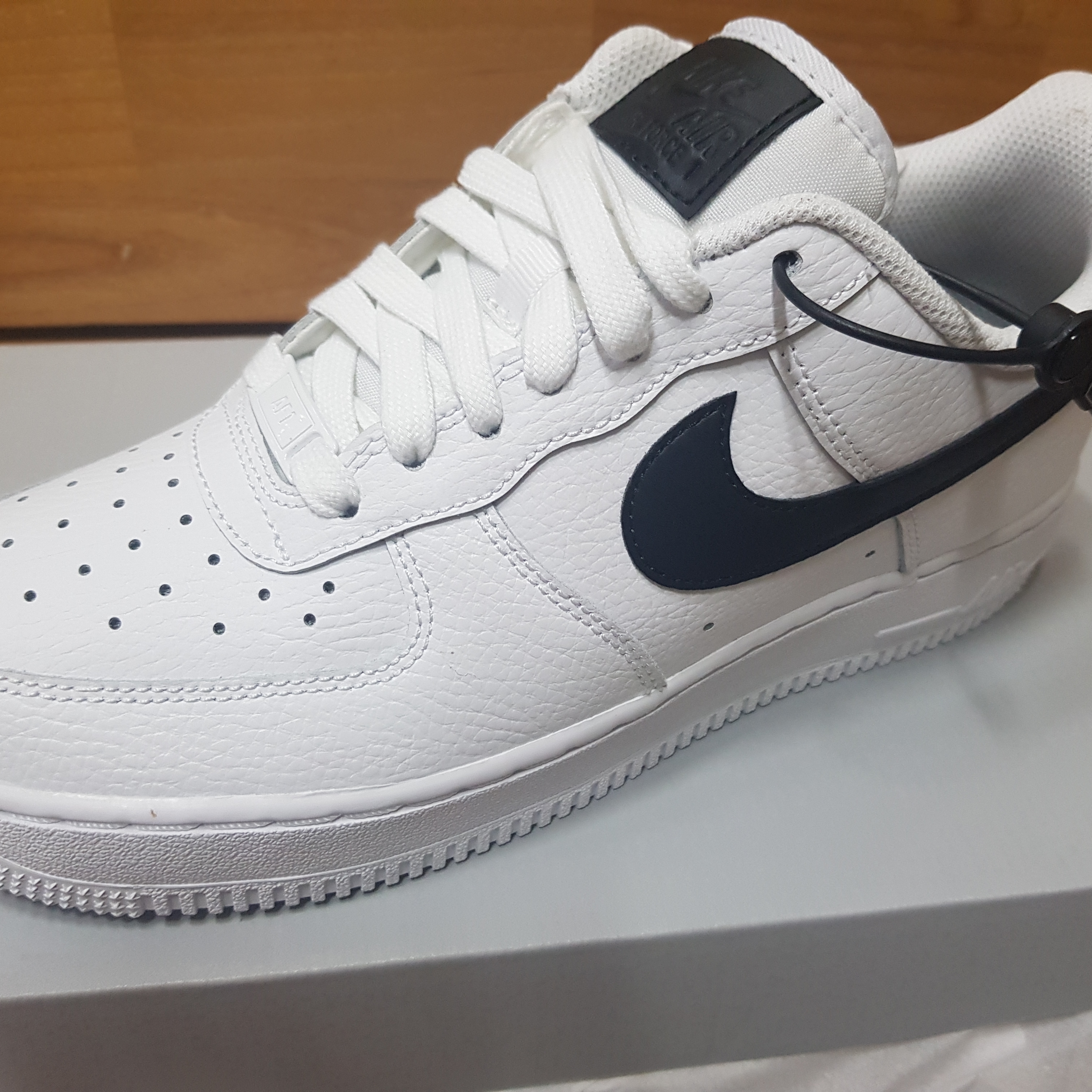 (W) Nike Air Force 1 '07 Low White Black 착용 스타일 - 1