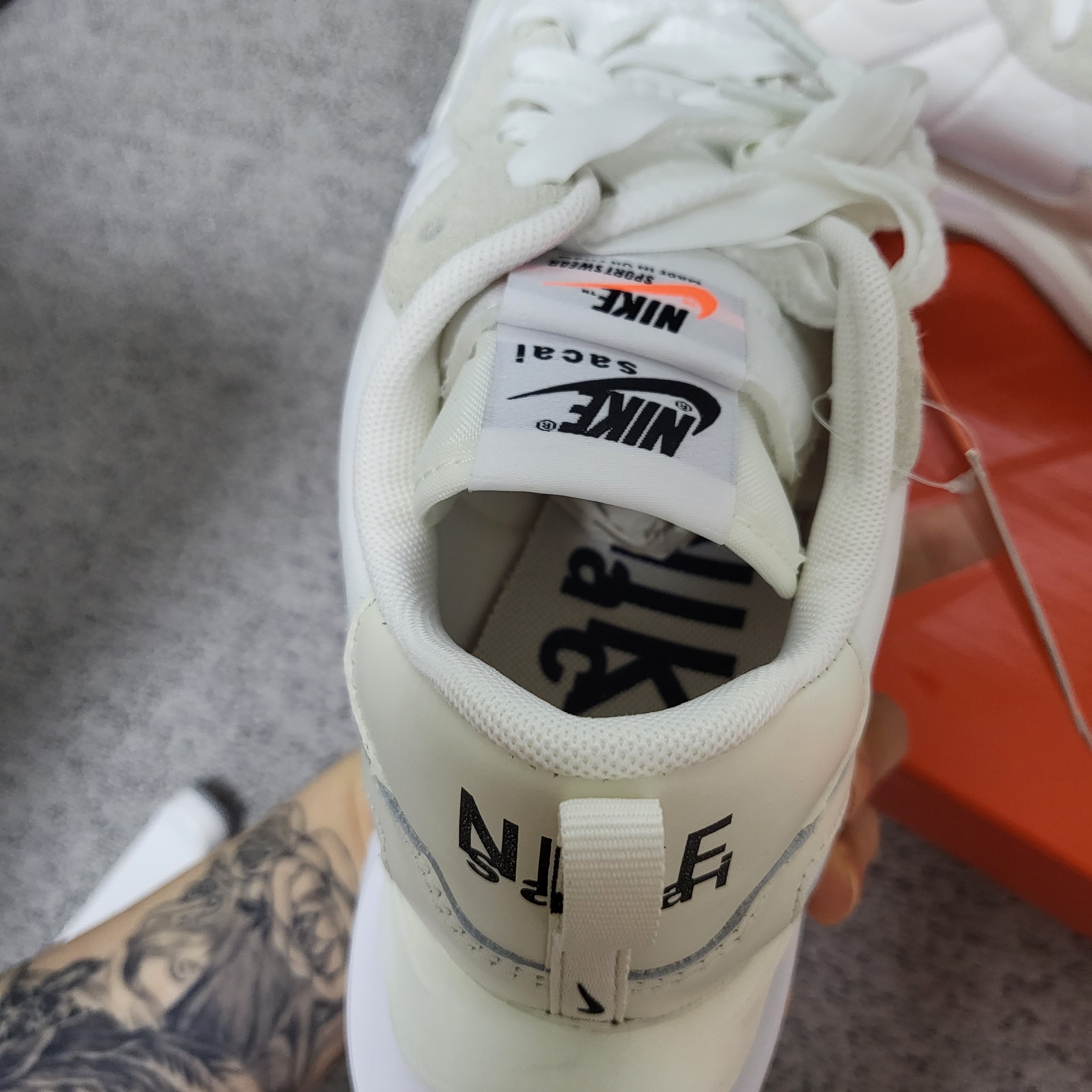 Nike x Sacai VaporWaffle White and Gum 착용 스타일 - 2