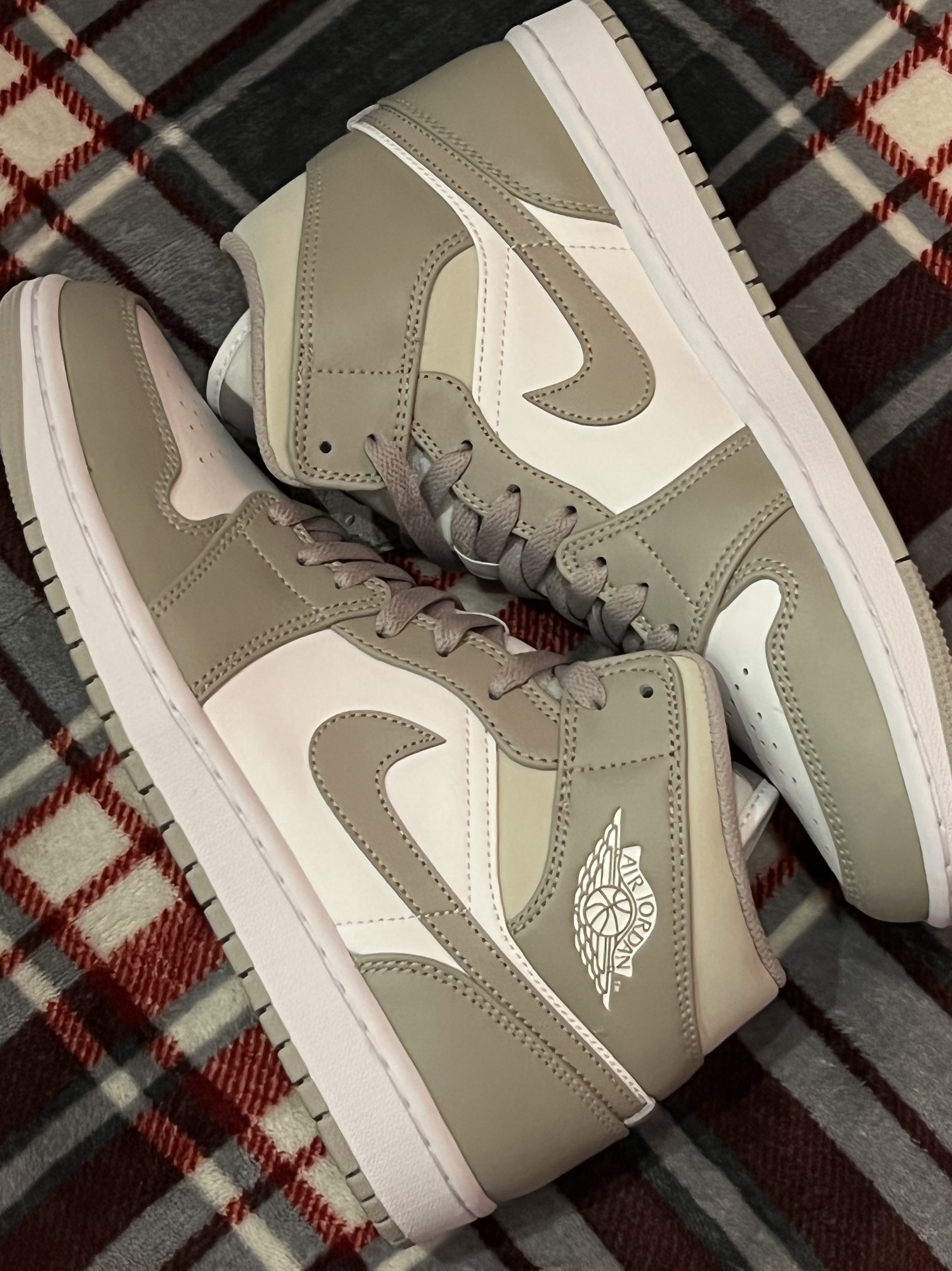 Jordan 1 Mid College Grey 착용 스타일 - 1