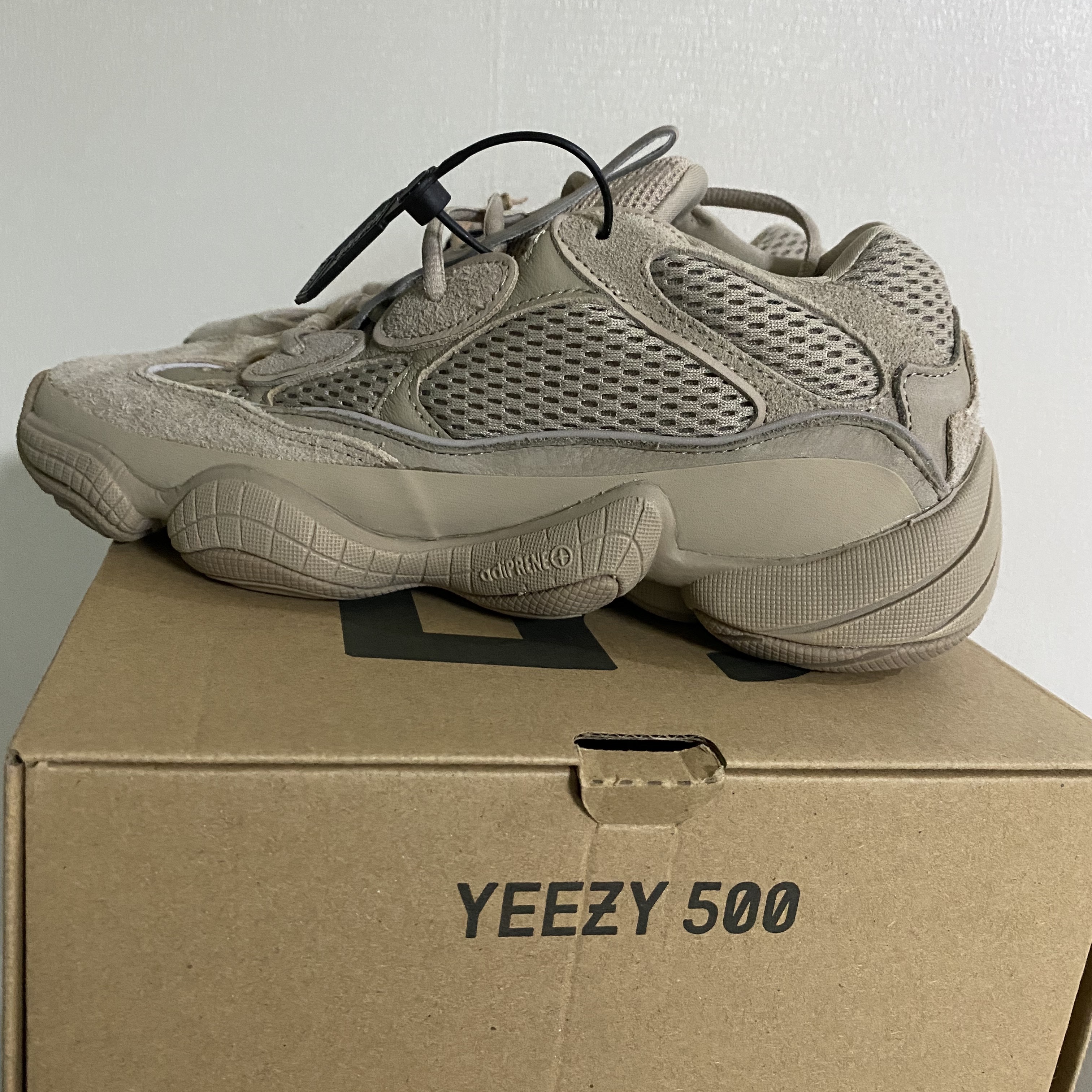 Adidas Yeezy 500 Taupe Light 착용 스타일