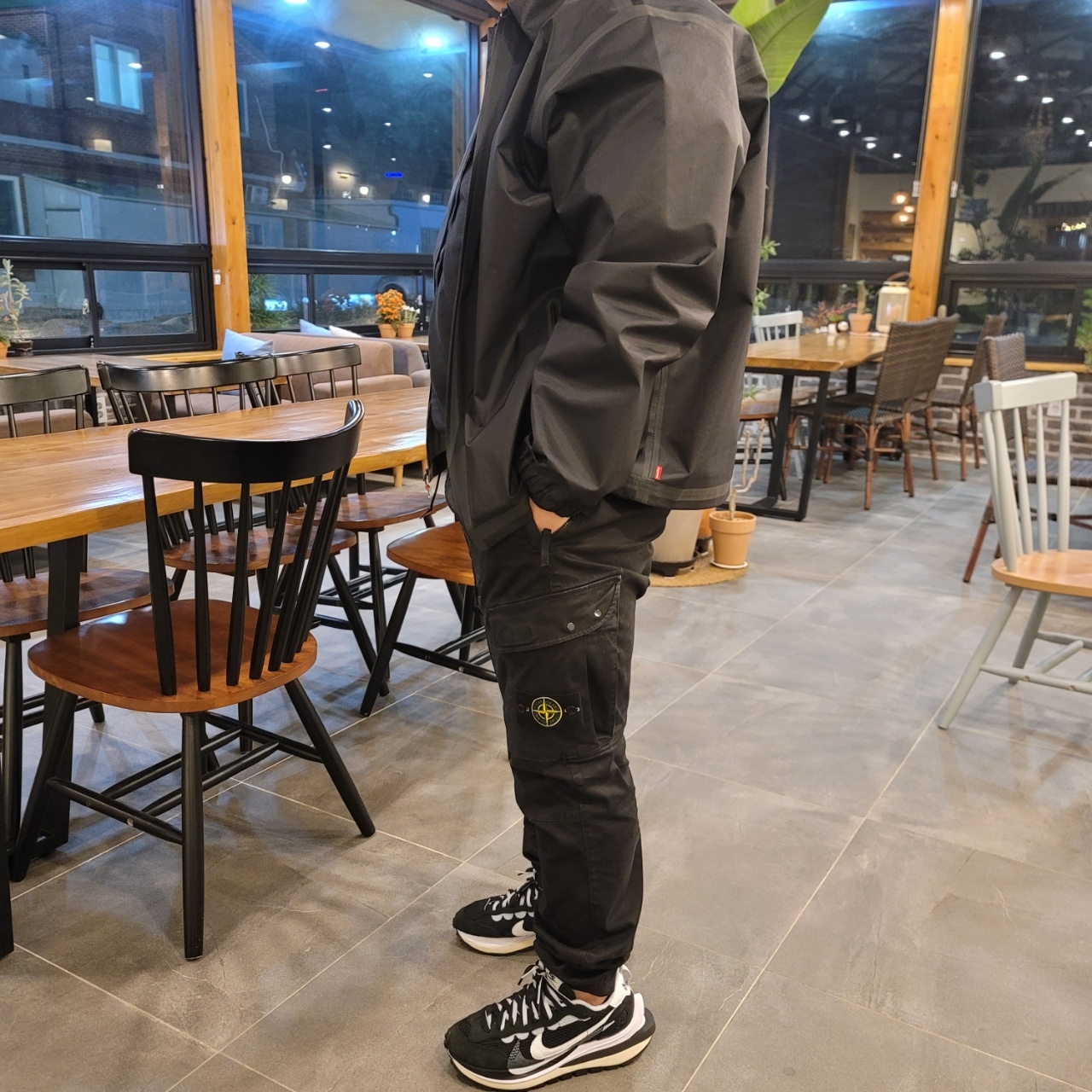 Stone Island 313L1 Old Dye Treatment Cargo Pants Black - 21FW, Nike x Sacai VaporWaffle Black White 착용 스타일