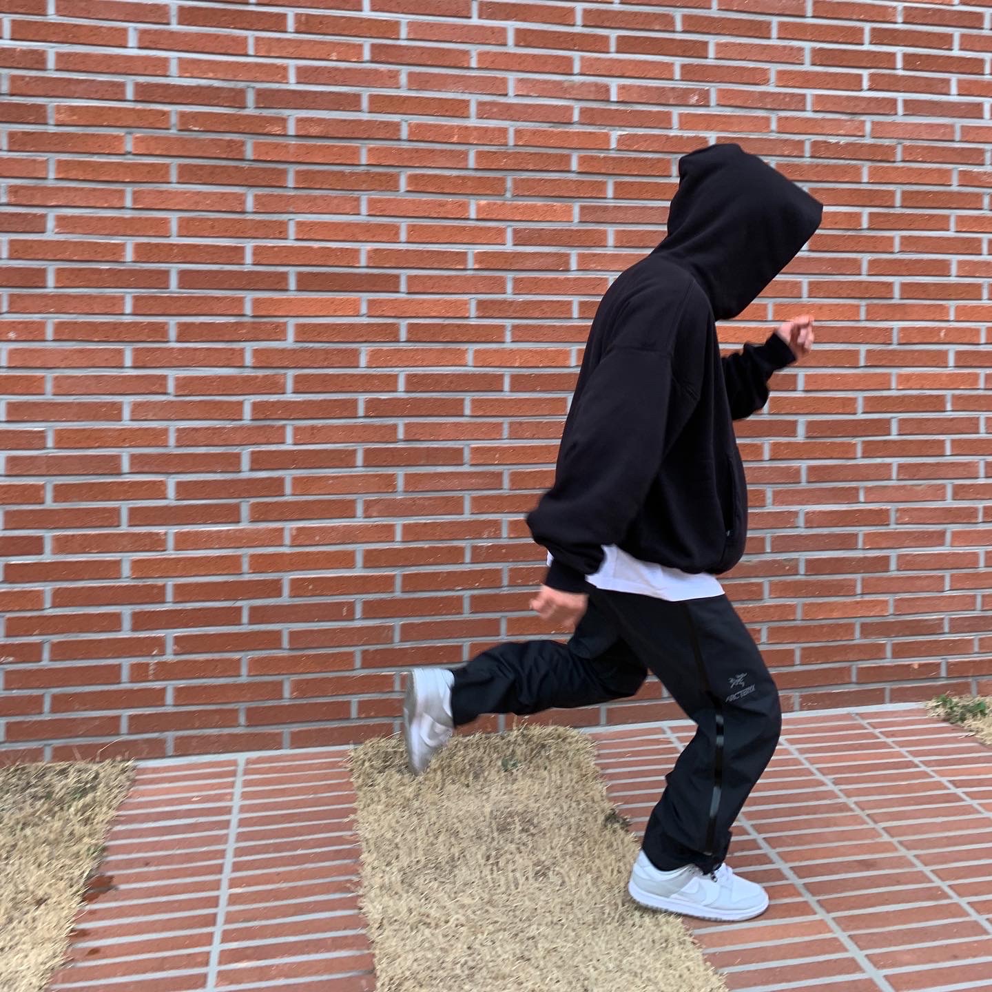 Nike Dunk Low Retro Grey Fog, Yeezy Gap Hoodie Black 착용 스타일 - 2