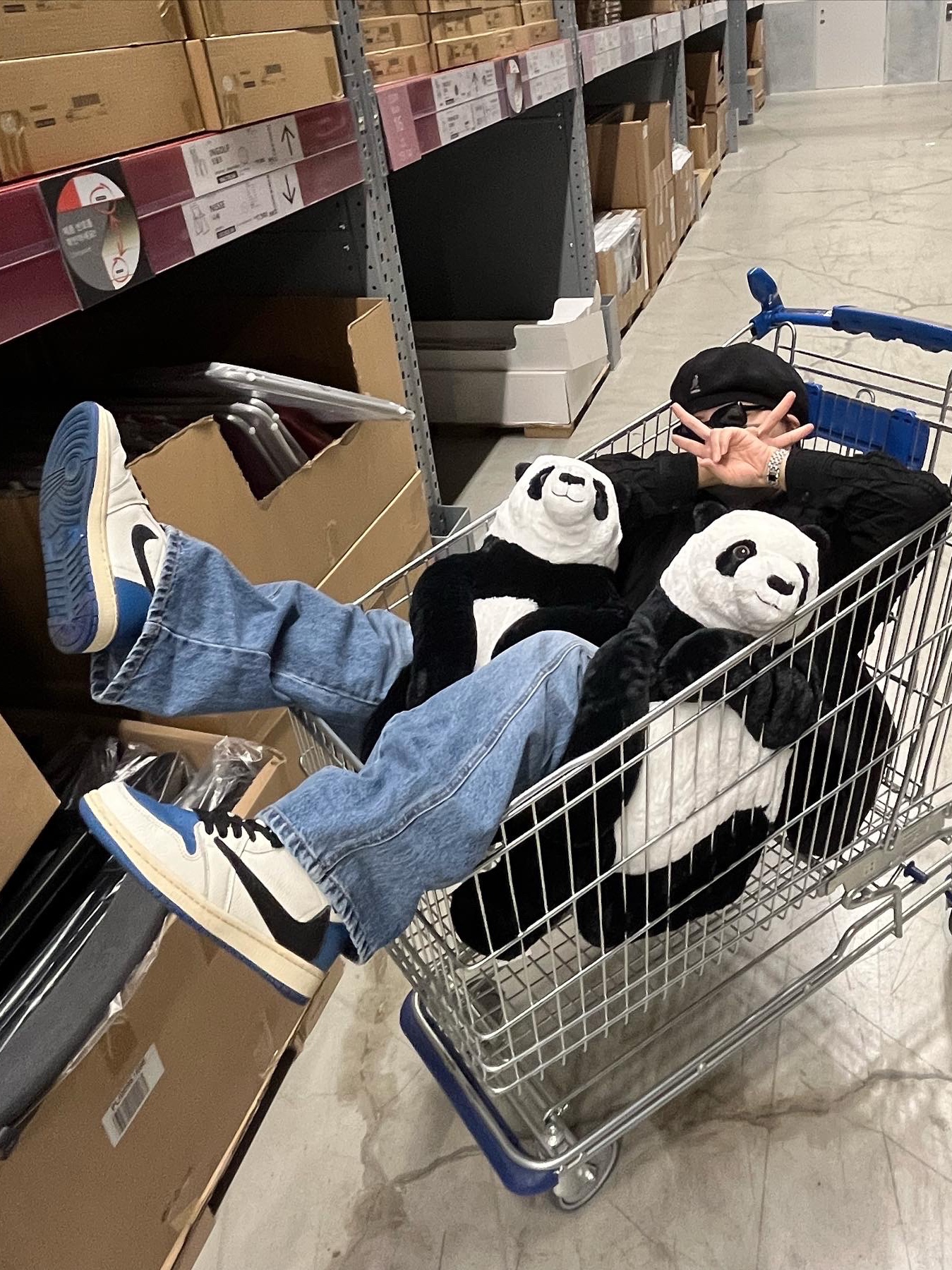 Jordan 1 x Travis Scott x Fragment Retro High OG SP Military Blue 착용 스타일