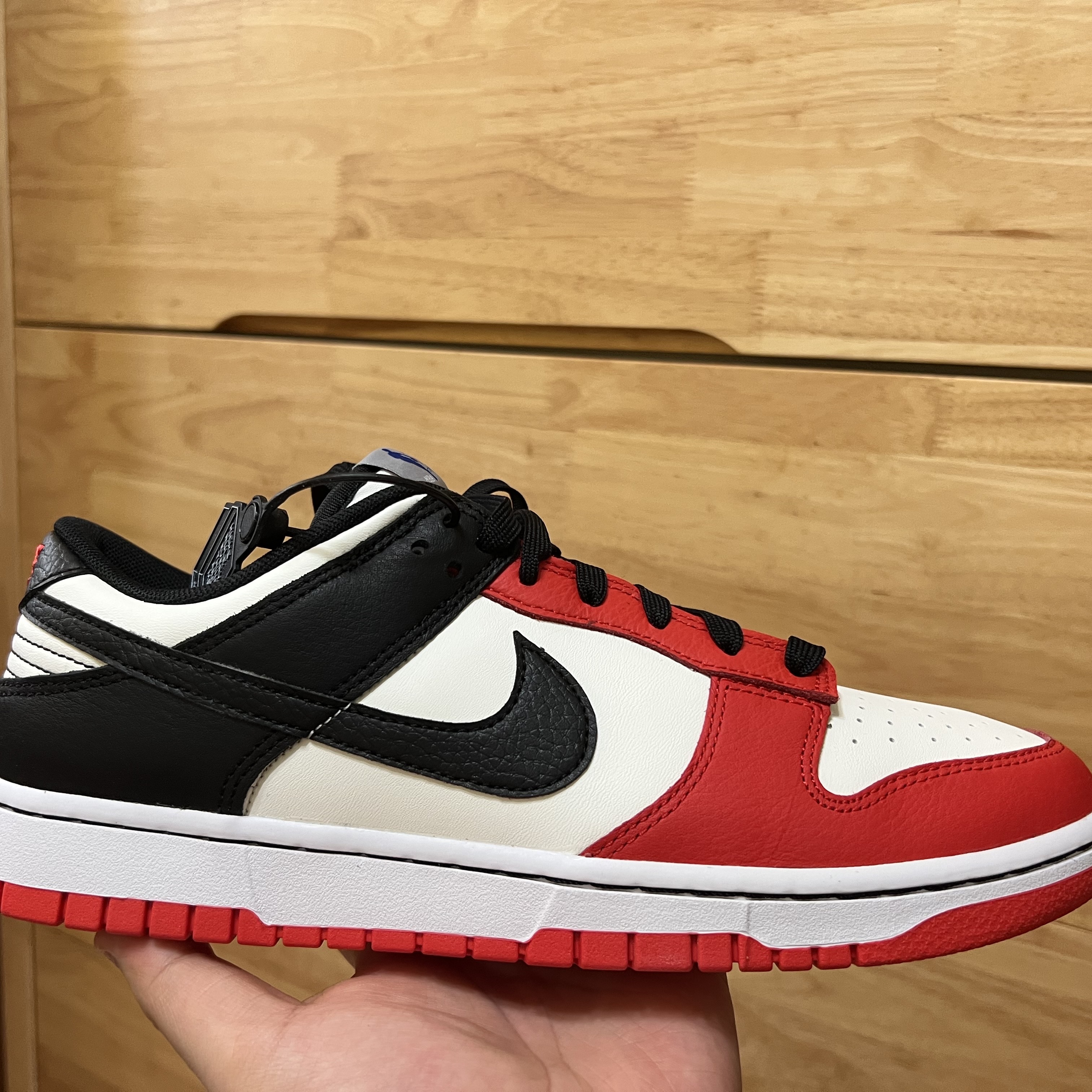 Nike x NBA Dunk Low Retro EMB Black and Chile Red 착용 스타일 - 2