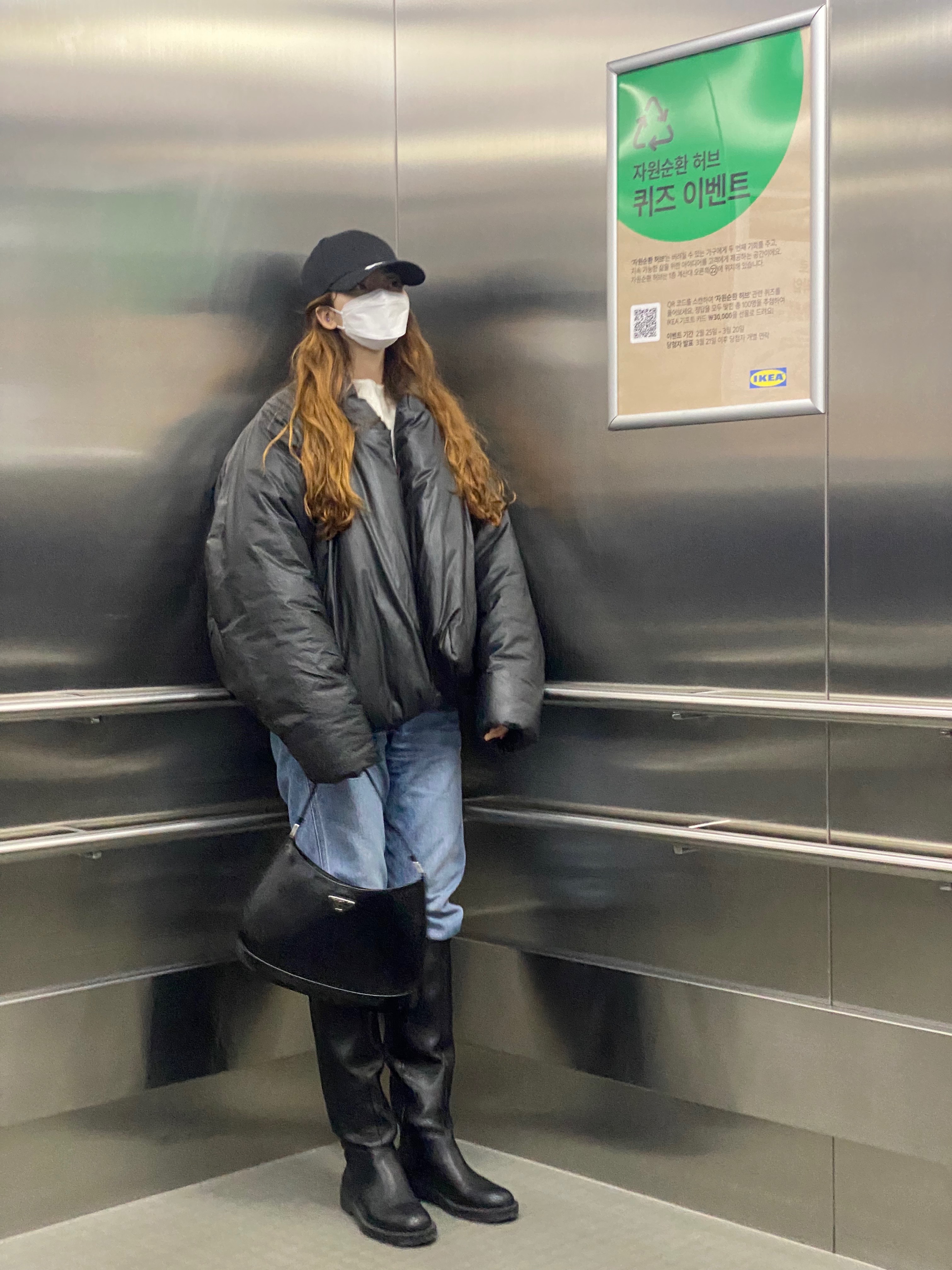 Yeezy Gap Round Jacket Black, Prada Cleo Brushed Leather Shoulder Bag Black 착용 스타일 - 2