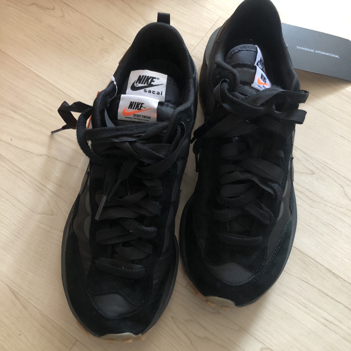 Nike x Sacai VaporWaffle Black and Gum 착용 스타일 - 3