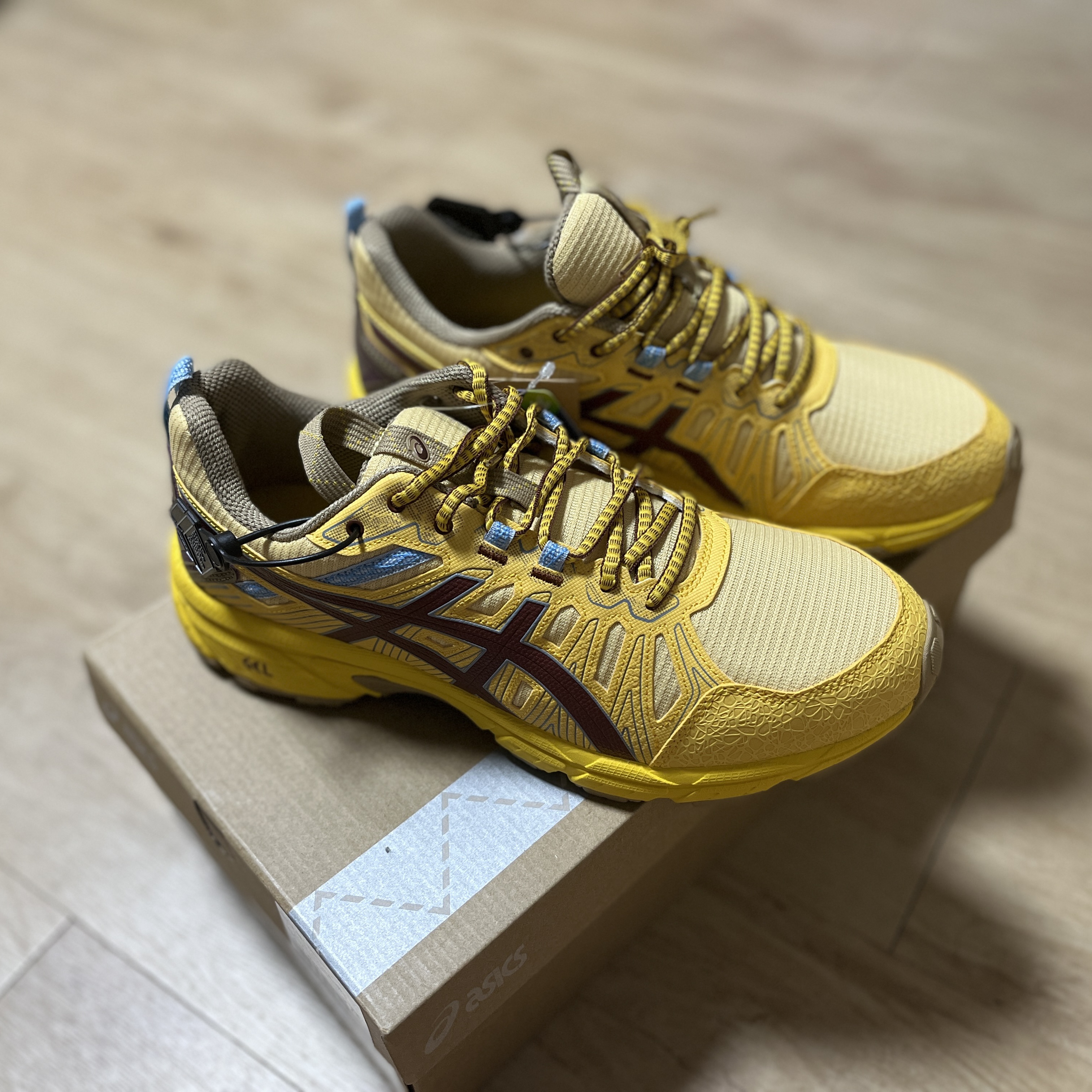 Asics HN1-S Gel-Venture 7 Yellow Ox Brown 착용 스타일 - 1