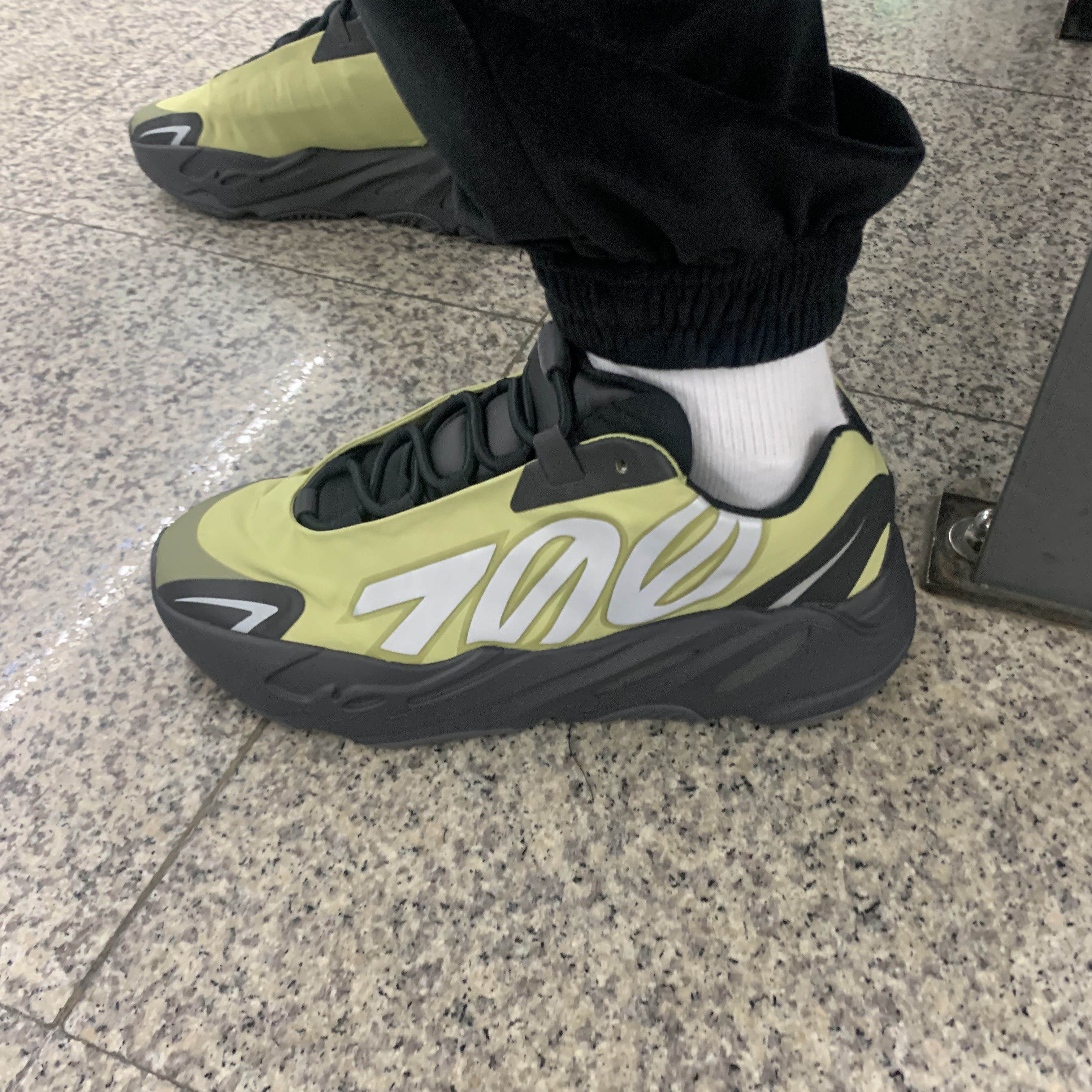 Adidas Yeezy Boost 700 MNVN Resin 착용 스타일