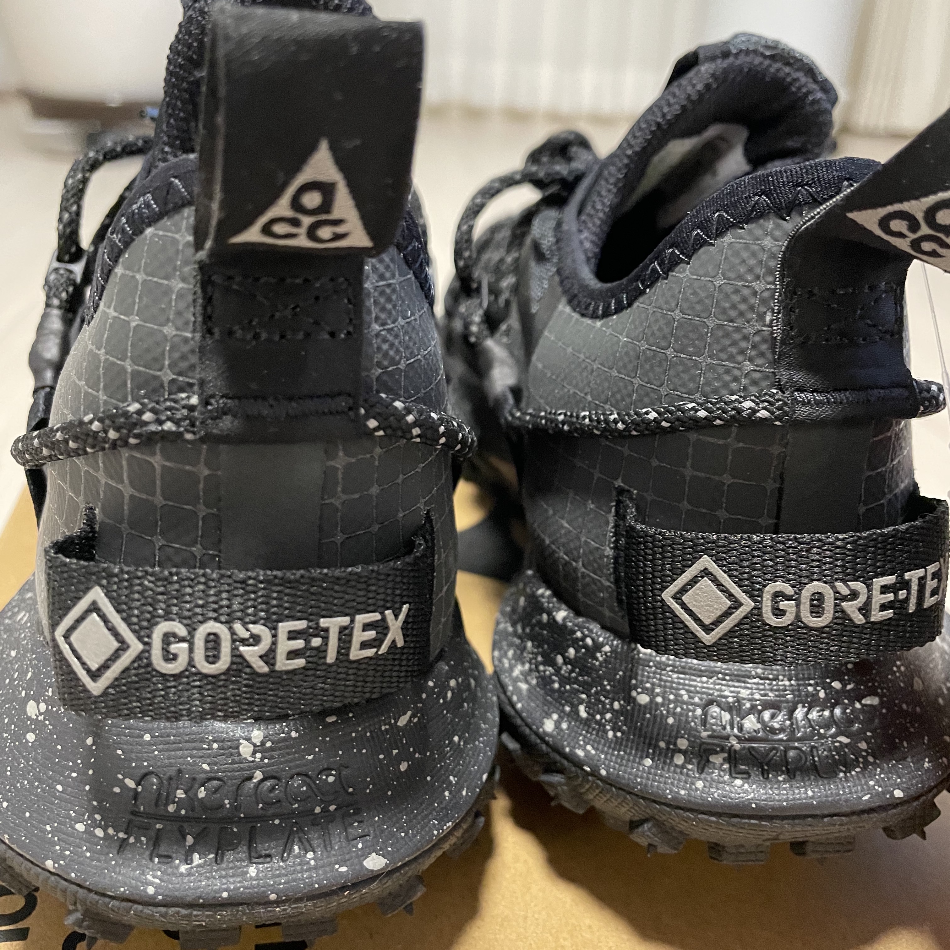Nike ACG Mountain Fly Low Gore-Tex SE Dark Smoke Grey 착용 스타일 - 2