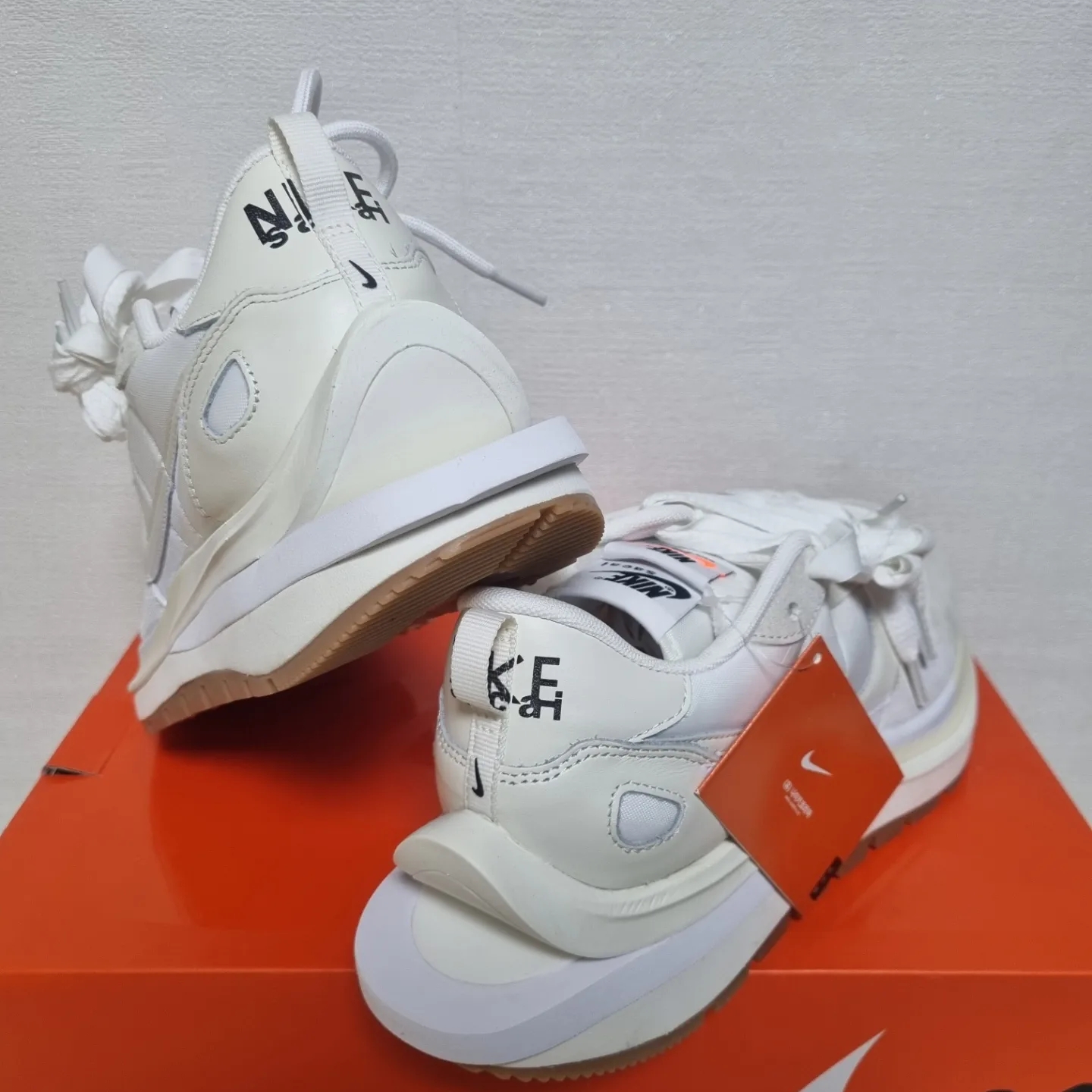 Nike x Sacai VaporWaffle White and Gum 착용 스타일 - 3