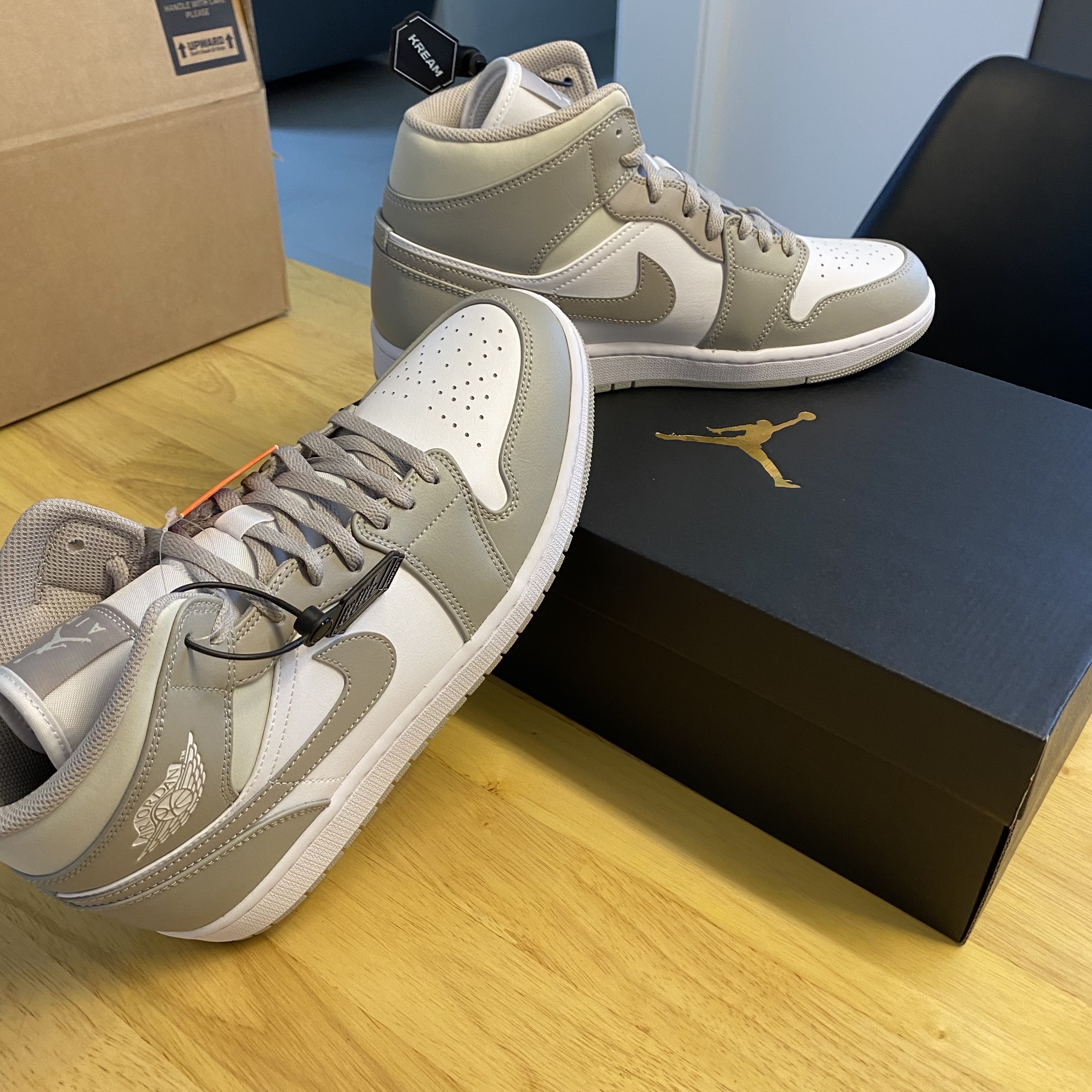 Jordan 1 Mid College Grey 착용 스타일 - 2