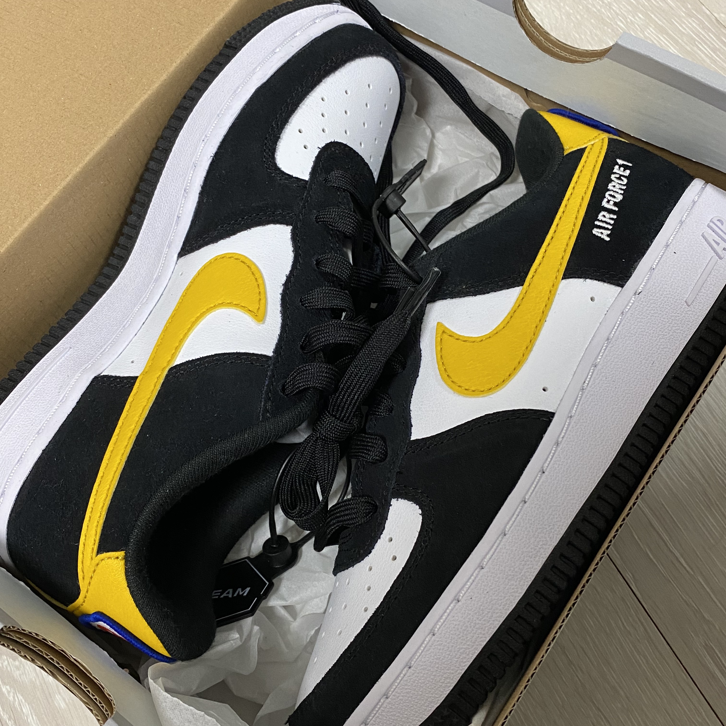 Nike Air Force 1 '07 LV8 Athletic Club Black Dark Sulfur, (GS) Nike Air Force 1 LV8 Athletic Club Black Dark Sulfur 착용 스타일 - 1