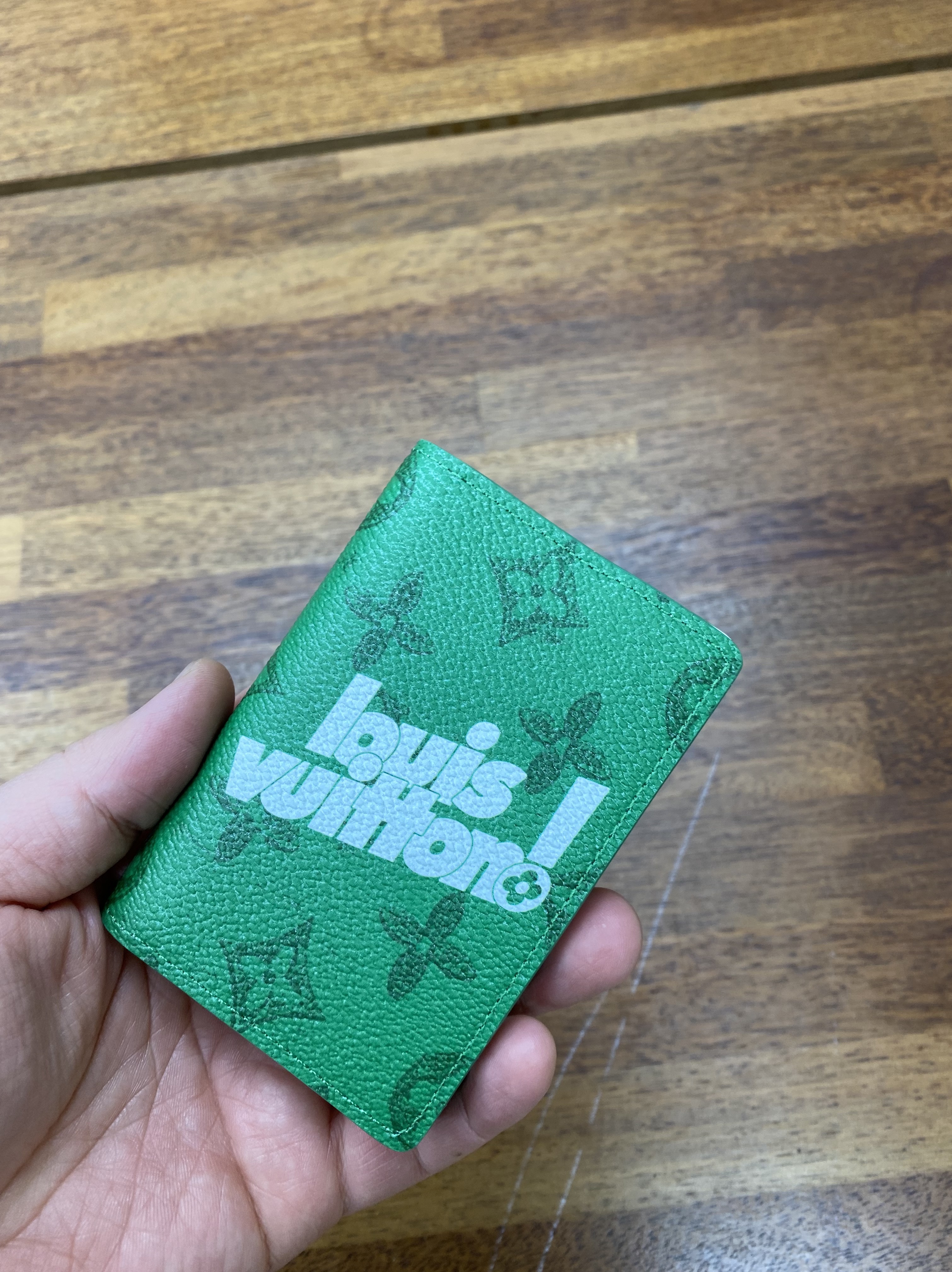 Louis Vuitton Pocket Organizer Everyday LV Vintage Monogram Vert 착용 스타일 - 5